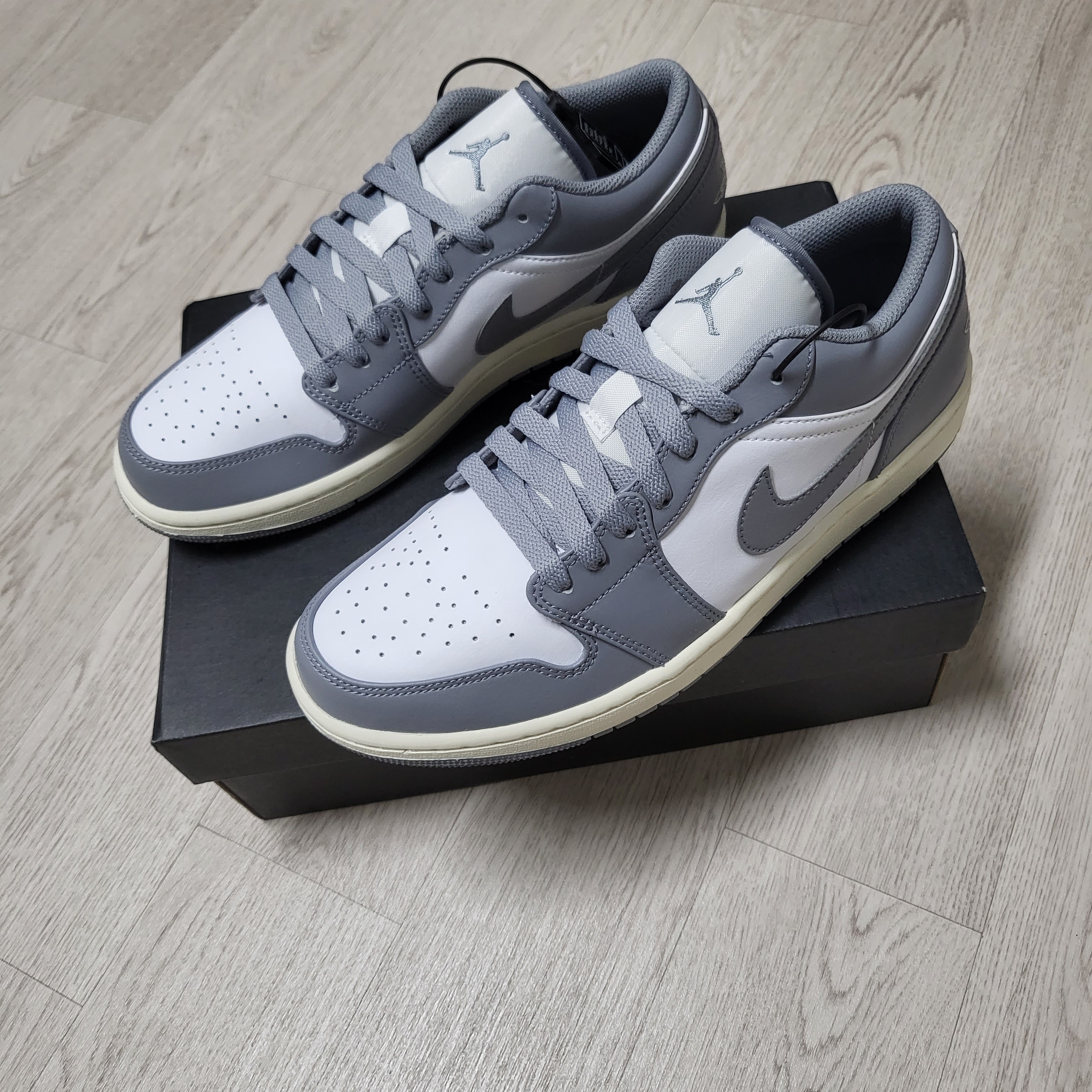 Jordan 1 Low Stealth and White 착용 스타일 - 2