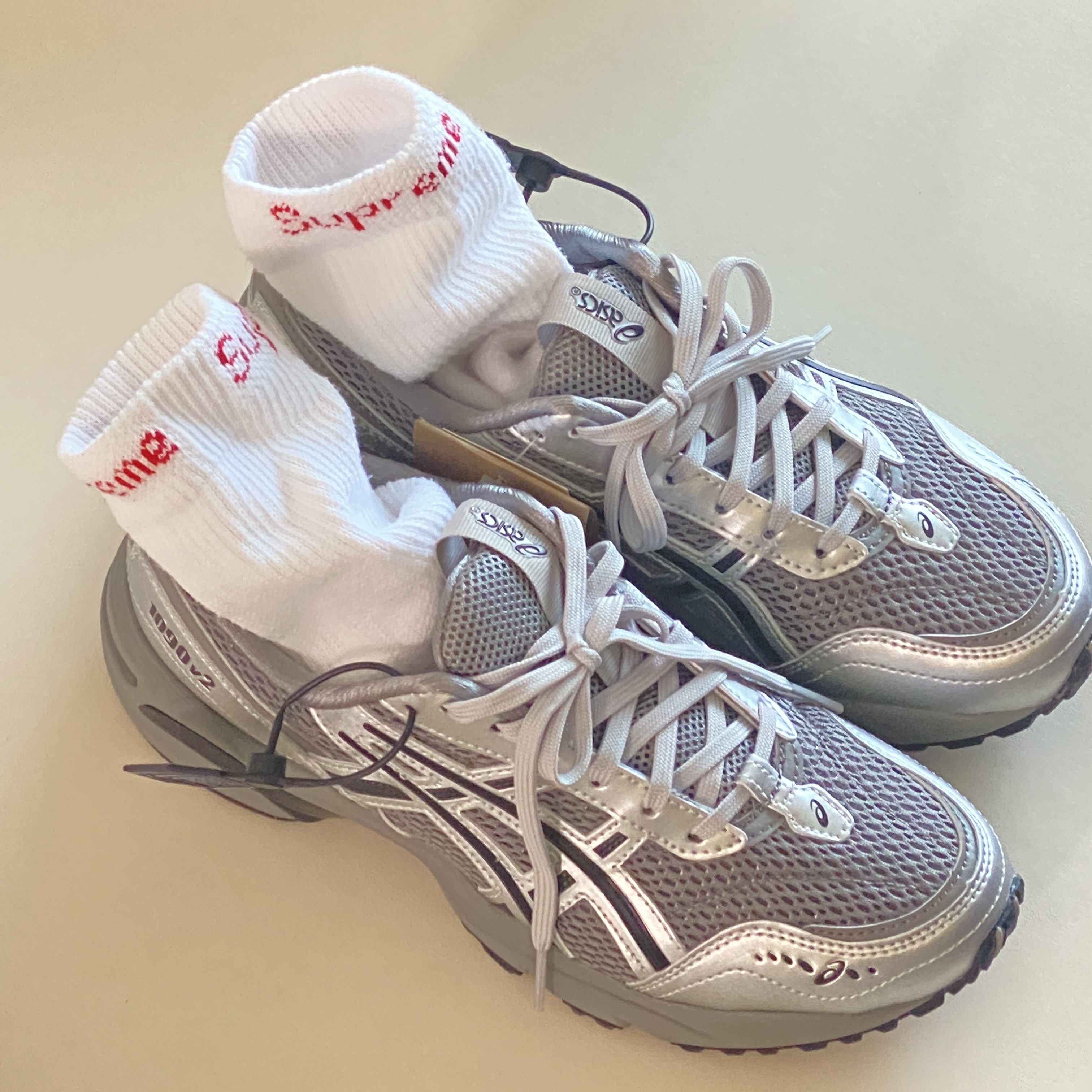 Asics x Freja Wewer Gel-1090 V2 Clay Grey Pure Silver 착용 스타일