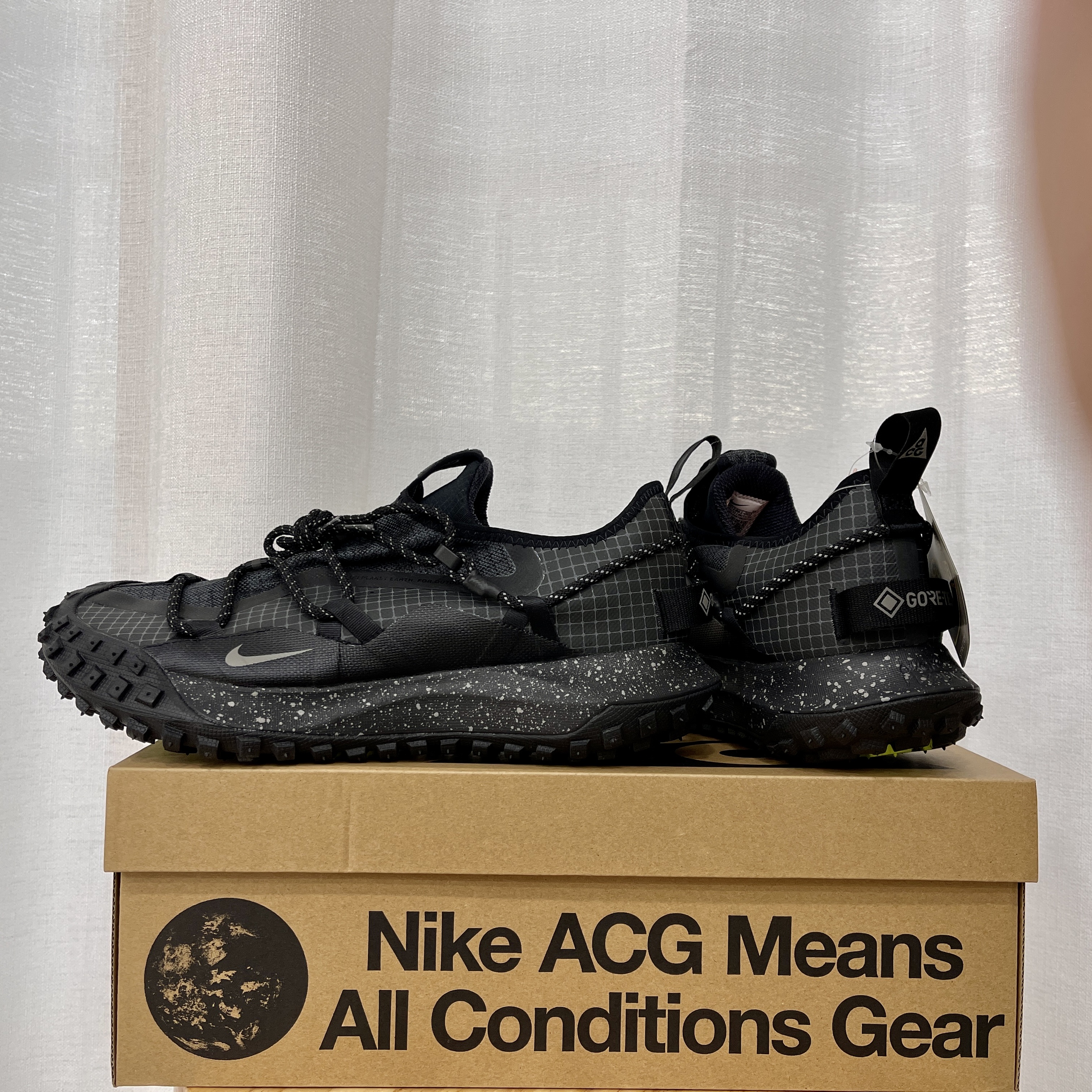 Nike ACG Mountain Fly Low Gore-Tex SE Dark Smoke Grey 착용 스타일 - 1