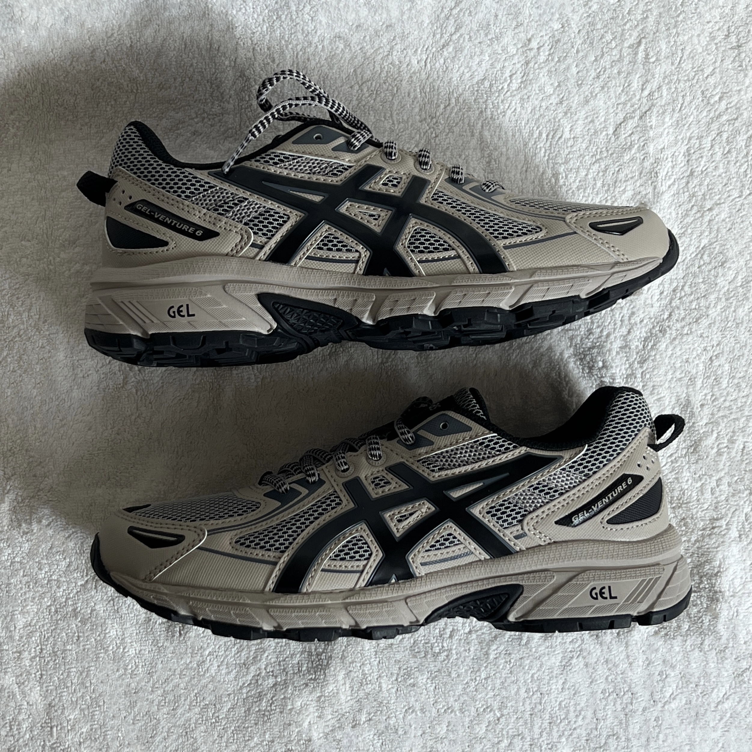 Asics Gel-Venture 6 Feather Grey Black 착용 스타일 - 2