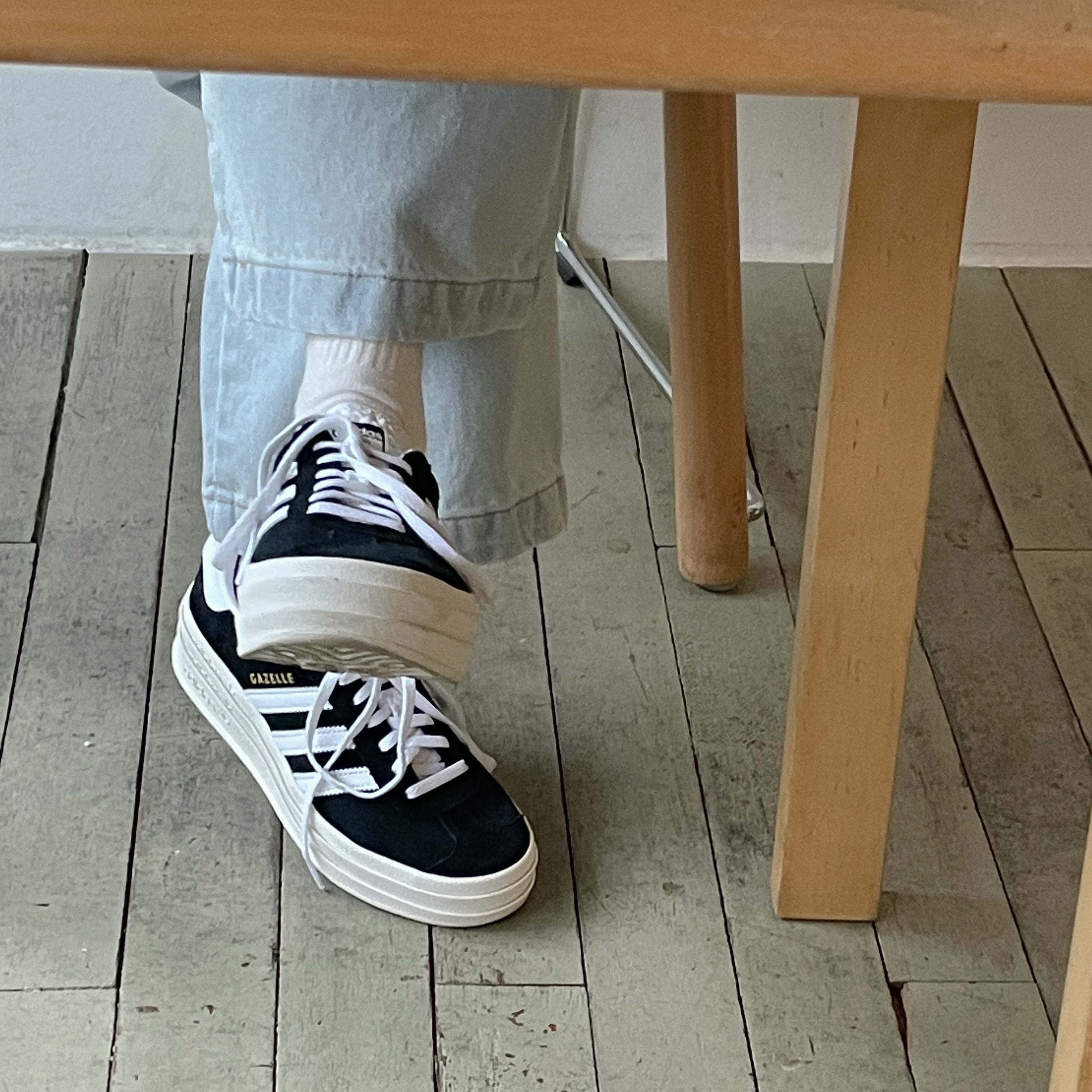 (W) Adidas Gazelle Bold Core Black Cloud White 착용 스타일 - 3