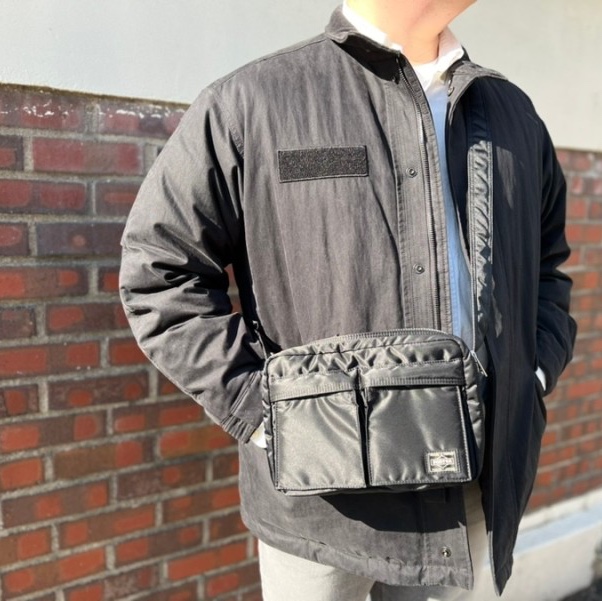 Porter Tanker Shoulder Bag S Black 착용 스타일