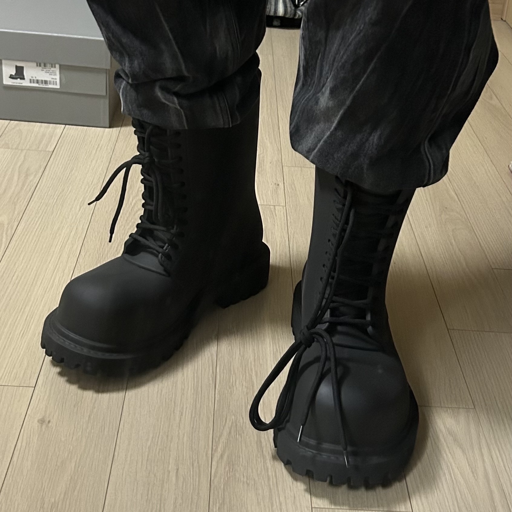Balenciaga XL Army Boots Full Eva Black 착용 스타일 - 5