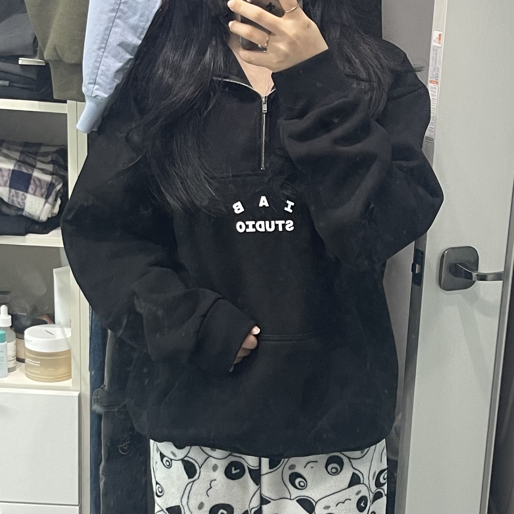 IAB Studio Half Zip-Up Black White 착용 스타일 - 2