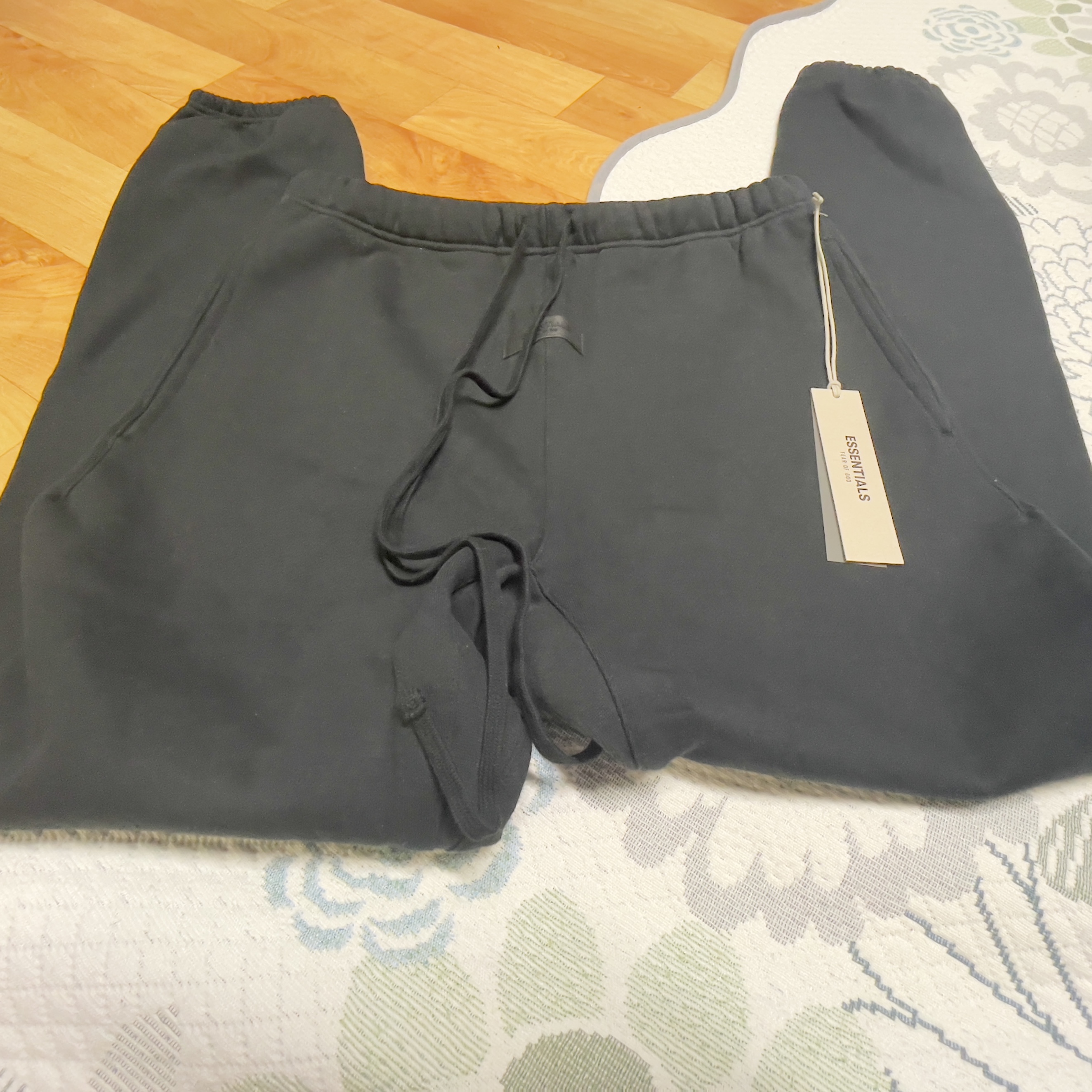Essentials The Core Collection Sweatpants Stretch Limo, Essentials The Core Collection Relaxed Sweatpants Stretch Limo 착용 스타일