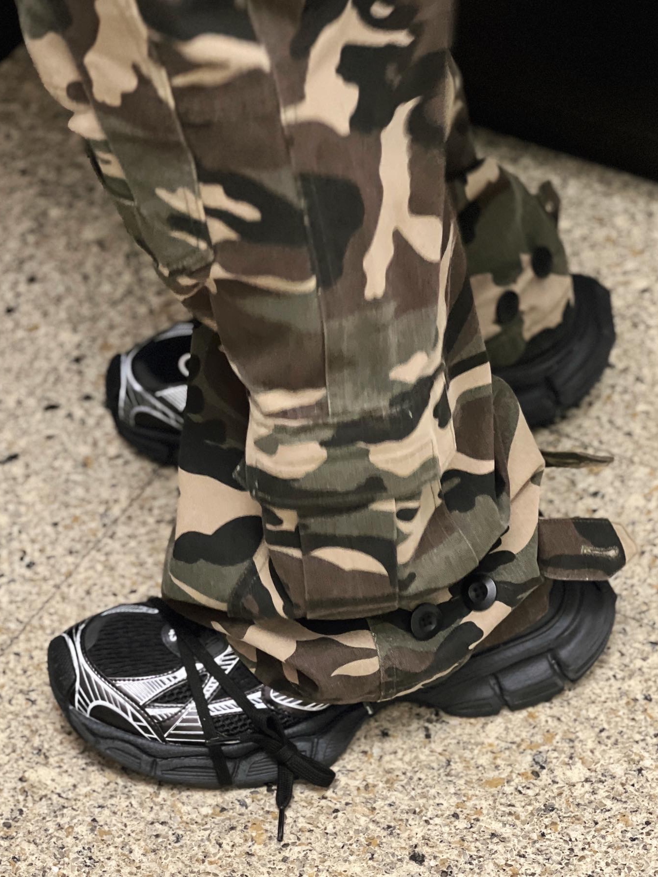 Balenciaga 3XL Sneakers Black White 착용 스타일 - 2