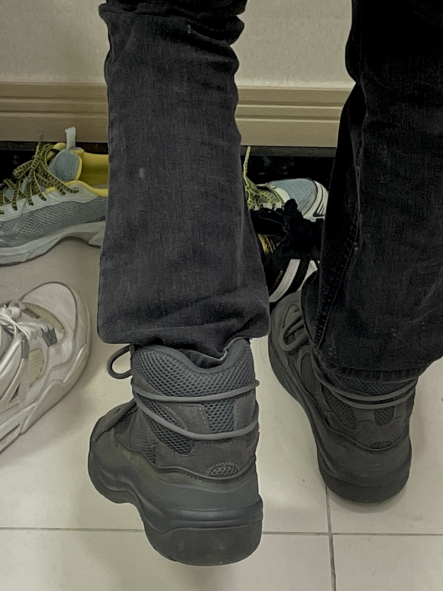 Yeezy Season 6 Desert Boot Graphite 착용 스타일 - 3