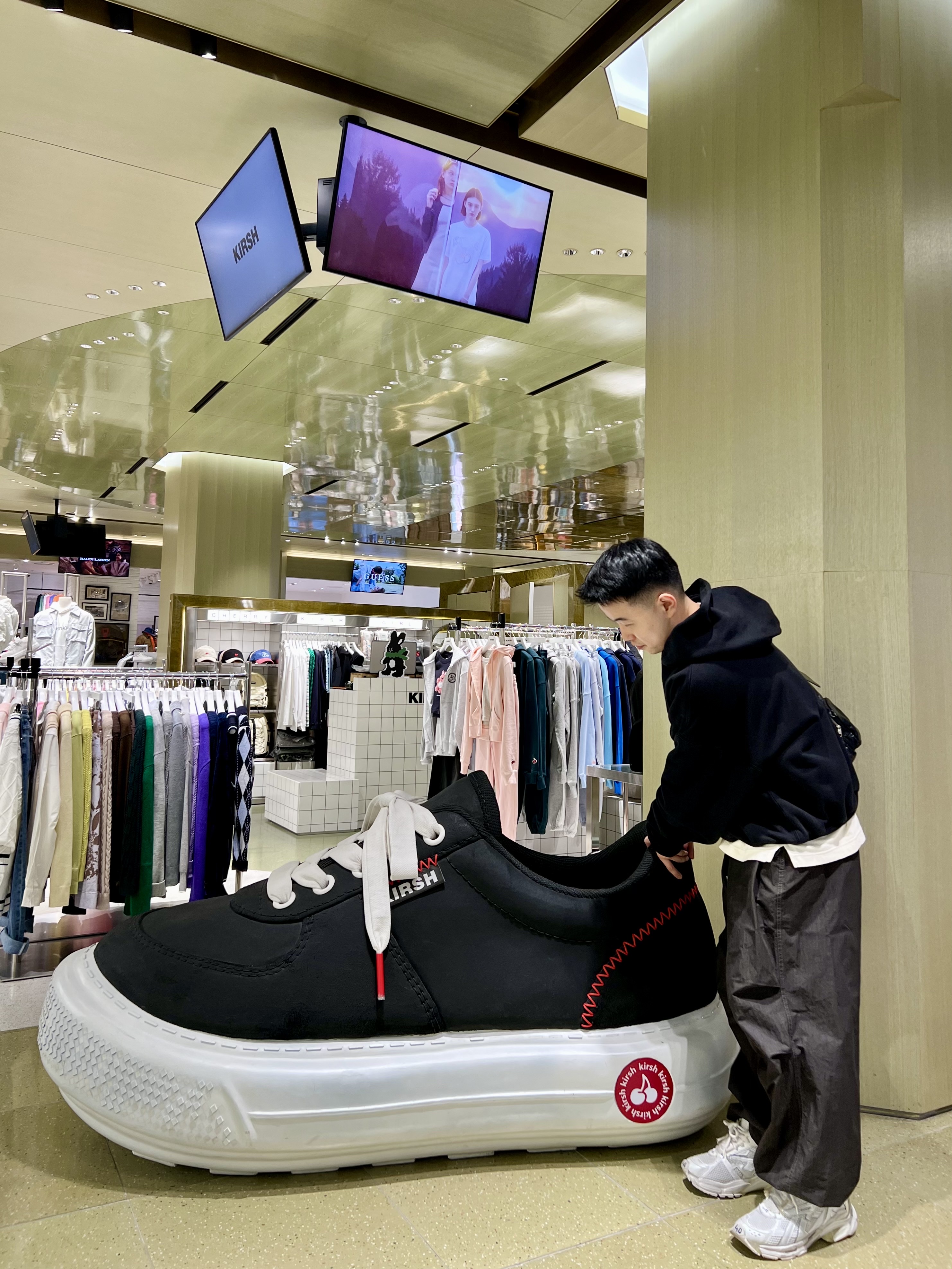 Balenciaga Runner Sneakers White, Yeezy Gap Hoodie Black 착용 스타일