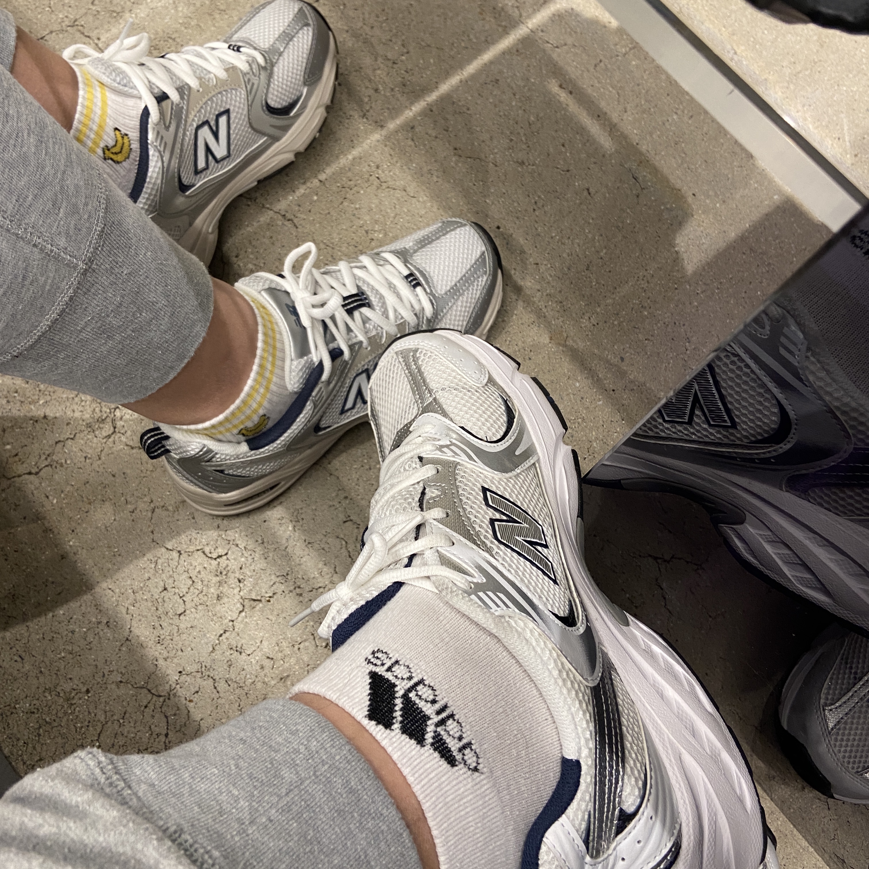 New Balance 530 Steel Grey 착용 스타일 - 2