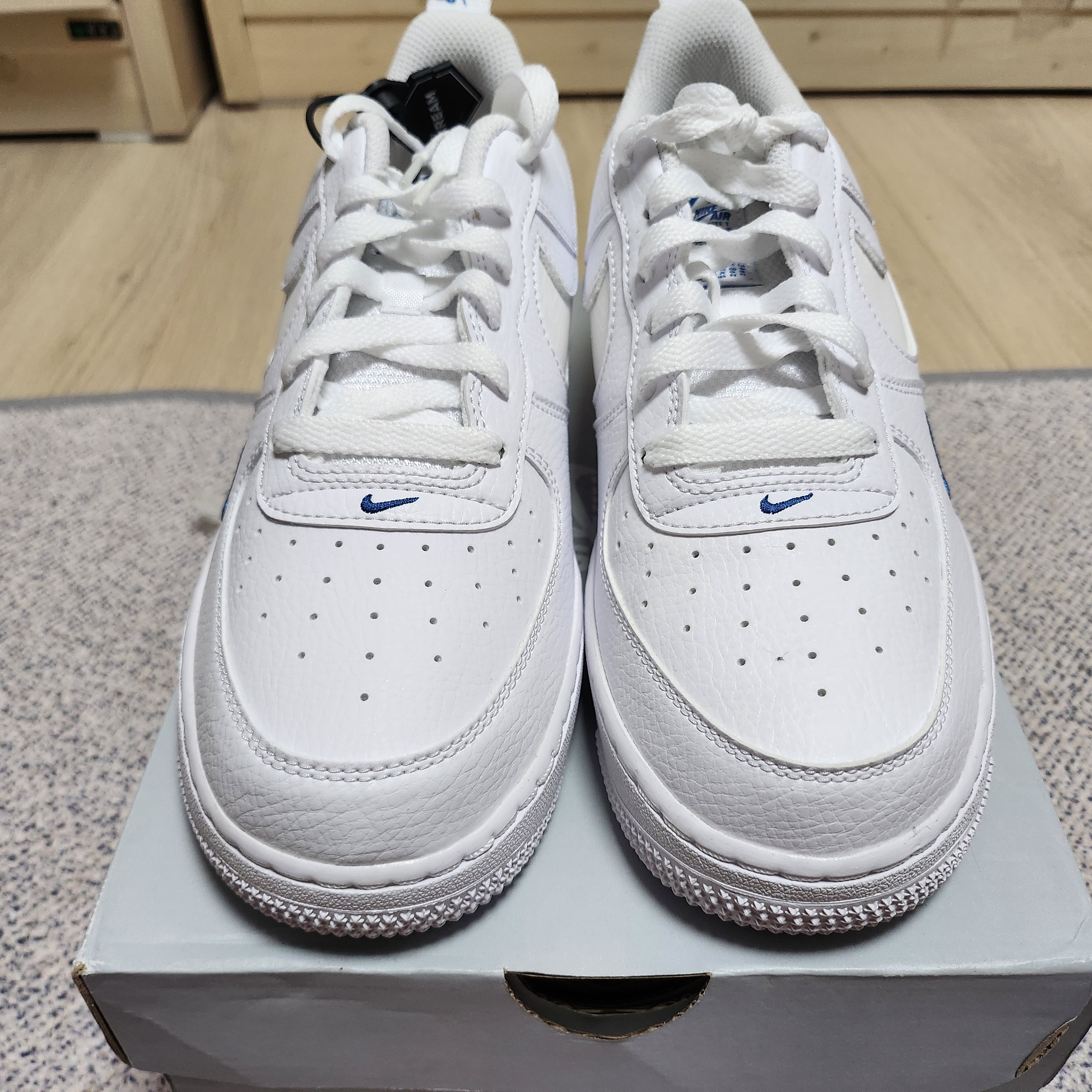 (GS) Nike Air Force 1 LV8 White Dark Marina Blue 착용 스타일 - 2