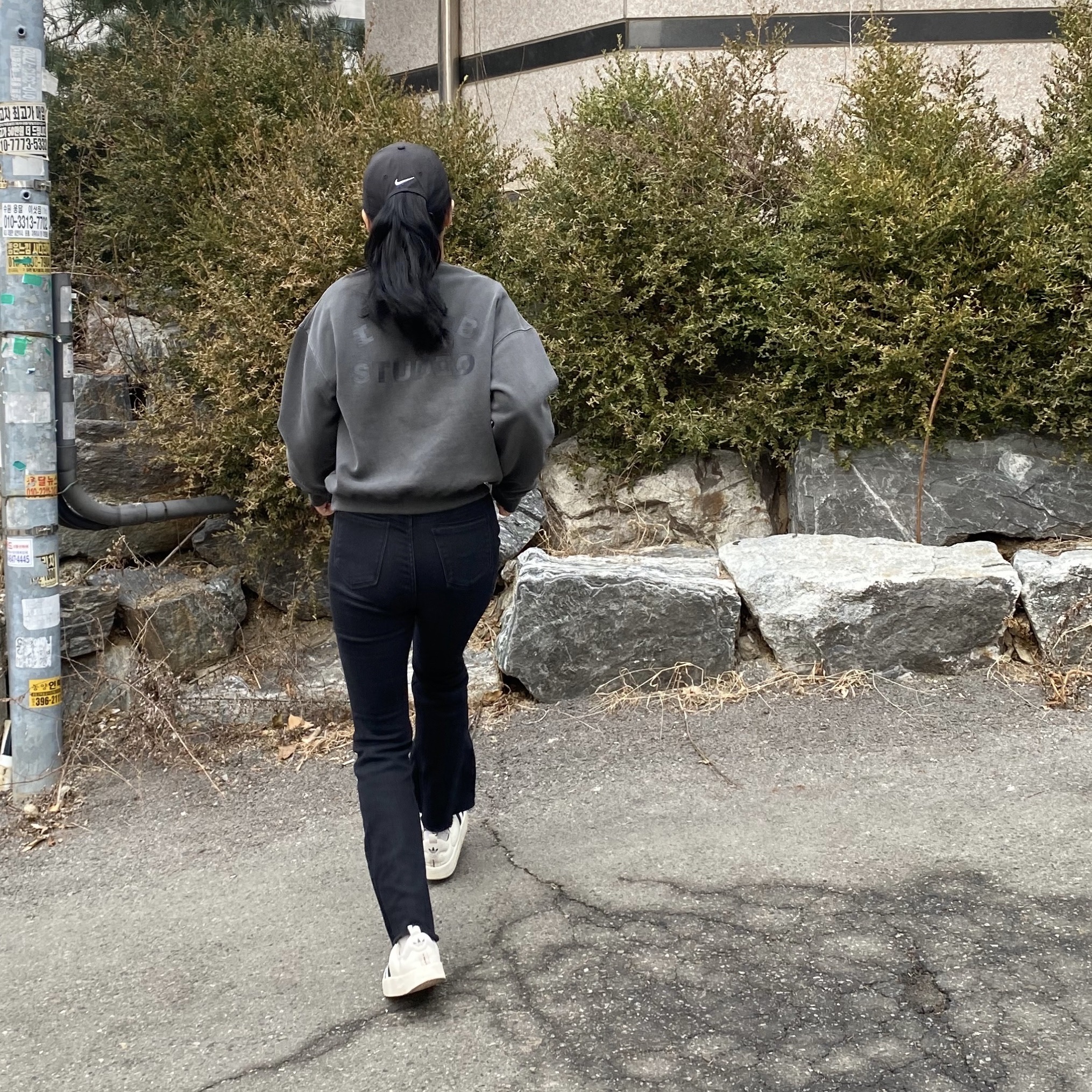 IAB Studio Pigment Sweatshirt & Mini Bag Black, Nike Dri-Fit Legacy 91 Golf Cap Black 착용 스타일