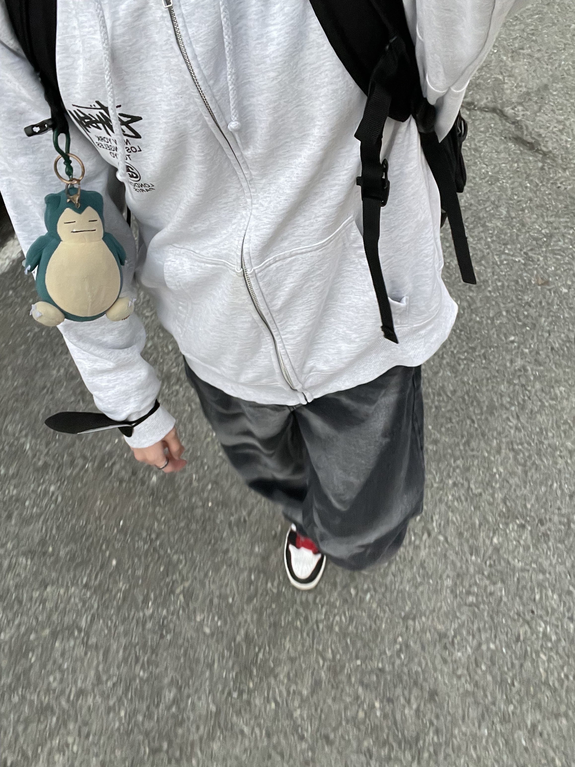 Stussy World Tour Zip Hoodie Ash Heather 2022, Jordan 1 Retro High OG Bloodline 착용 스타일 - 1