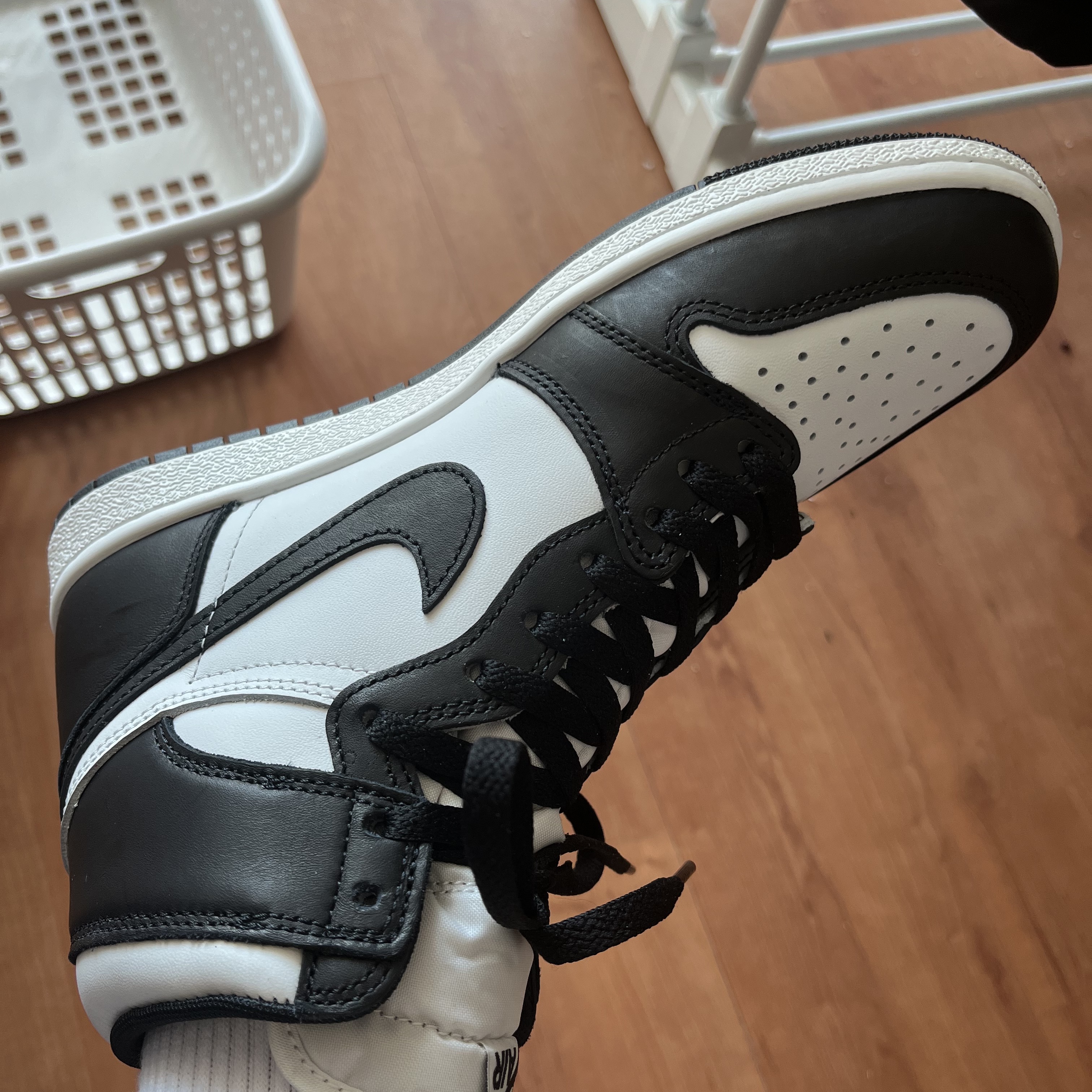 Jordan 1 High 85 Black White 착용 스타일 - 3