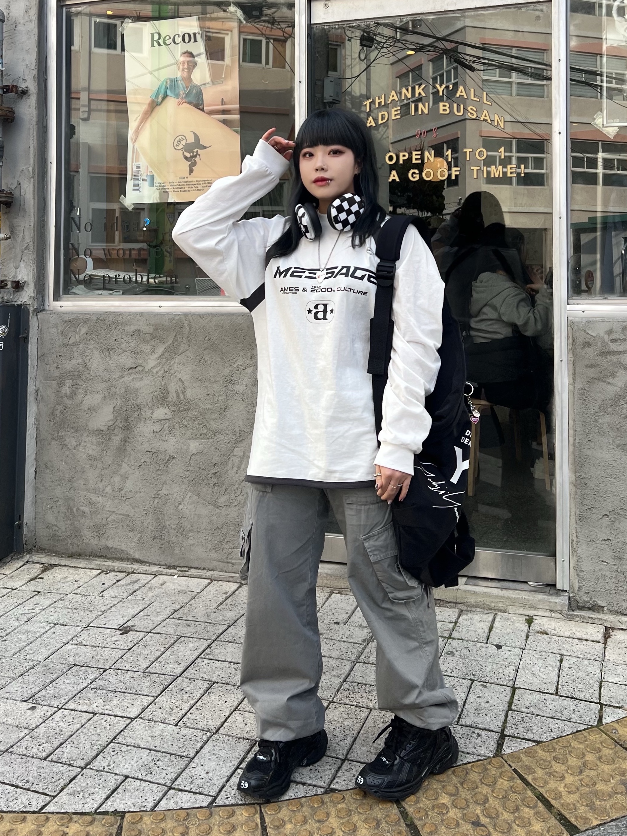 Balenciaga Runner Sneakers Monocolor Black, Apple AirPods Max Lightning Space Gray (Korean Ver.) 착용 스타일 - 1