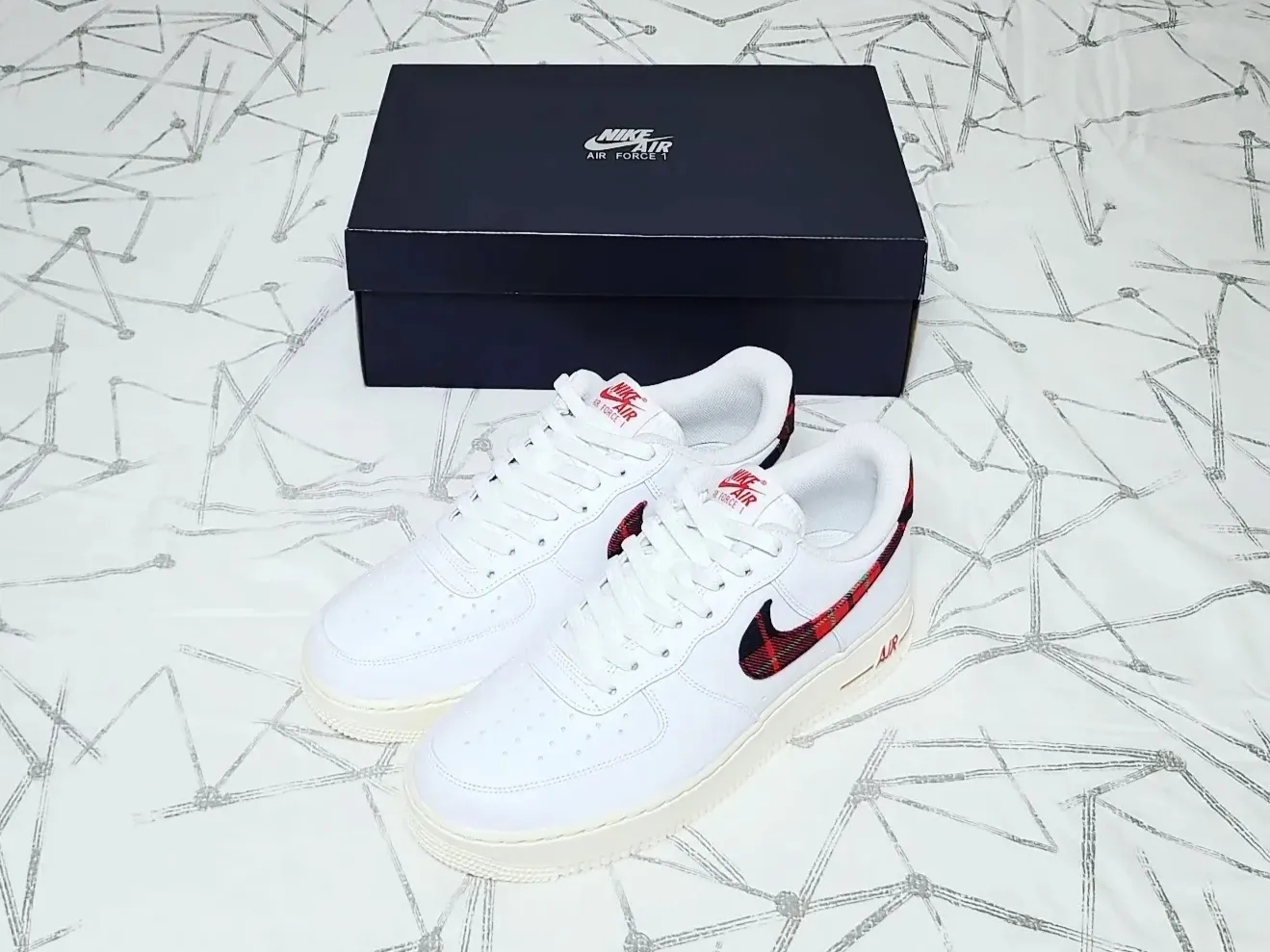 Nike Air Force 1 Low University Red Stadium Green 착용 스타일 - 1