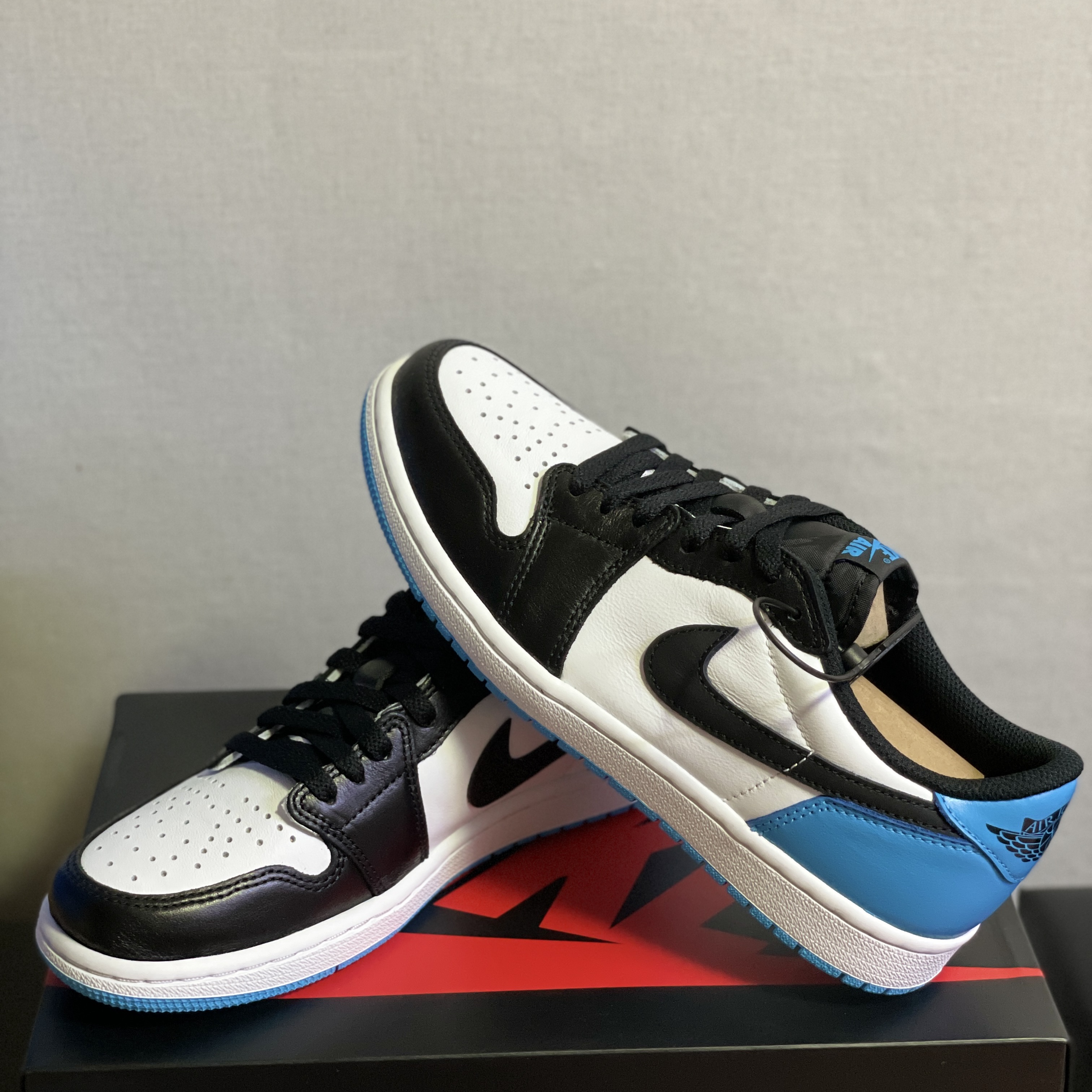 Jordan 1 Retro Low OG Black and Dark Powder Blue 착용 스타일 - 2