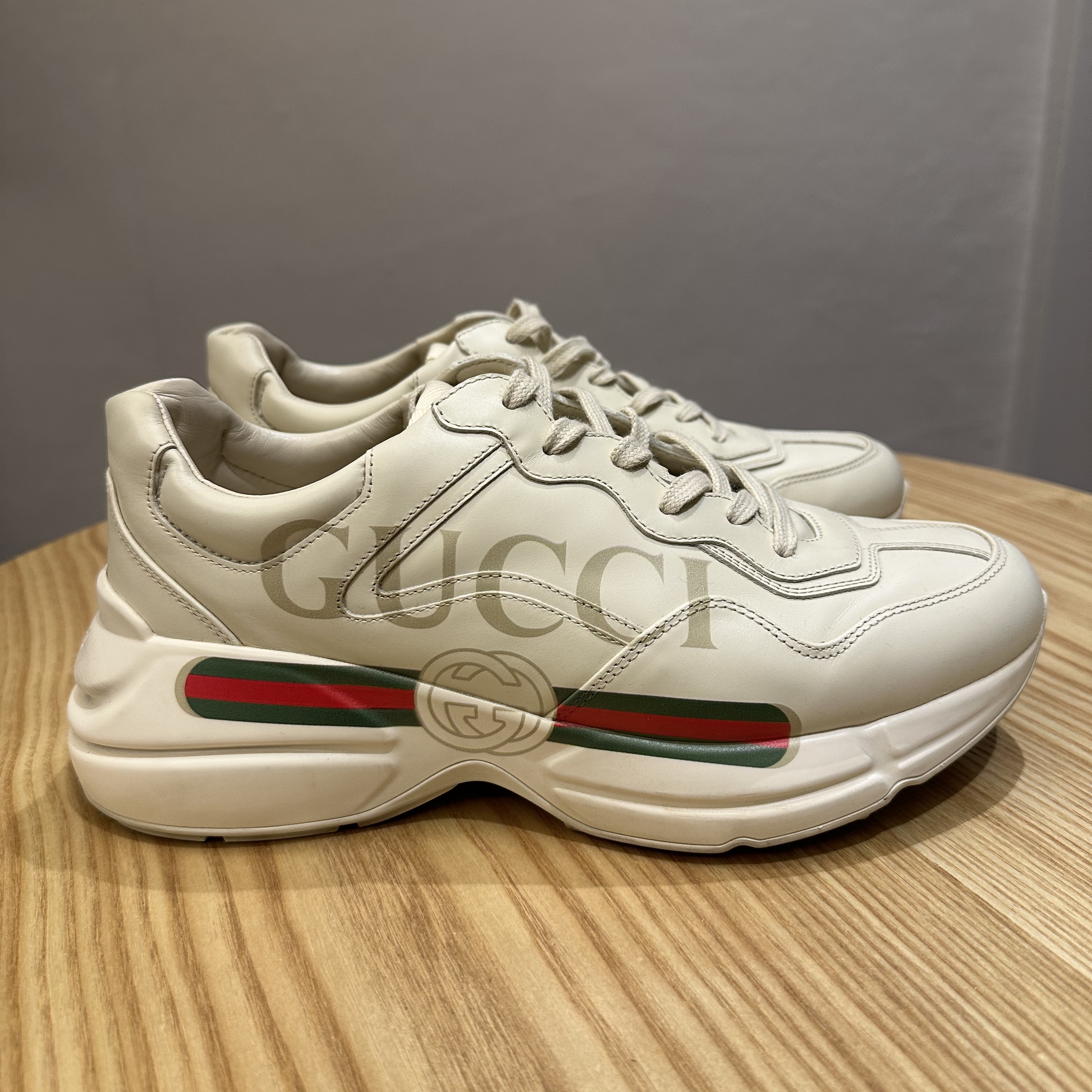 Gucci Rhyton Leather Sneakers Logo 착용 스타일 - 1