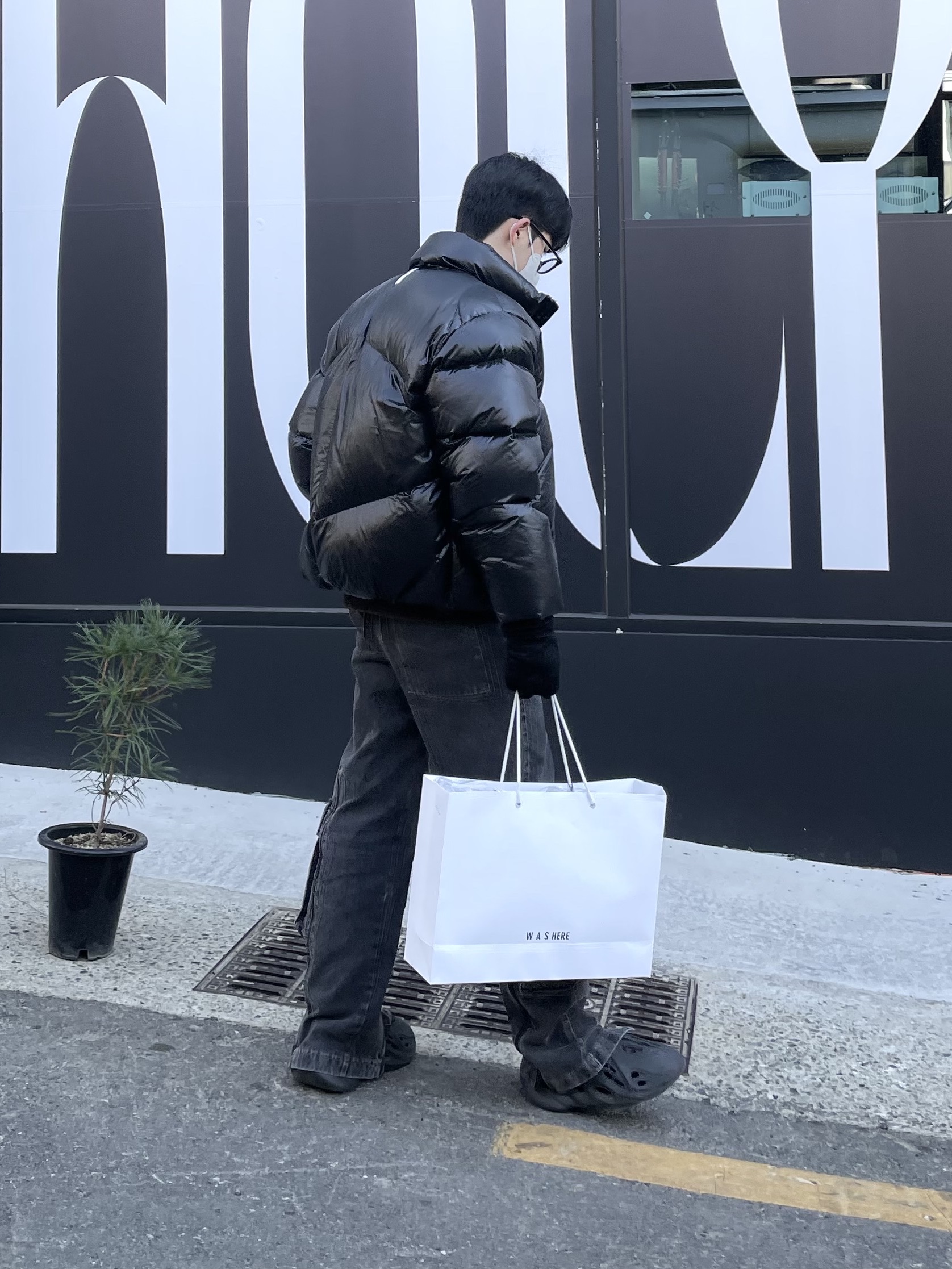 Adidas Yeezy Foam RNNR Onyx 착용 스타일 - 1