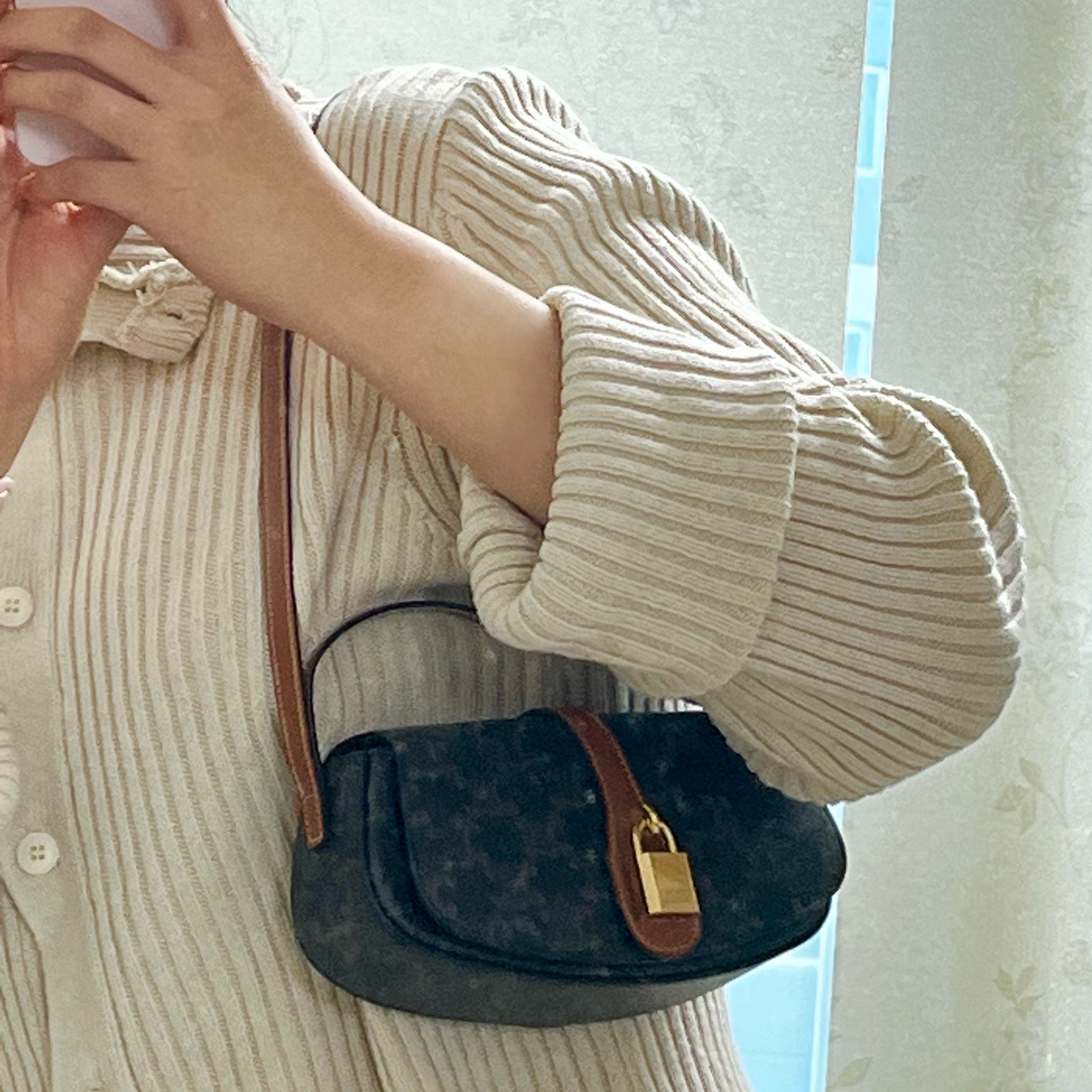 Celine Clutch On Strap Tabou in Triomphe Canvas Calfskin Tan 착용 스타일 - 1