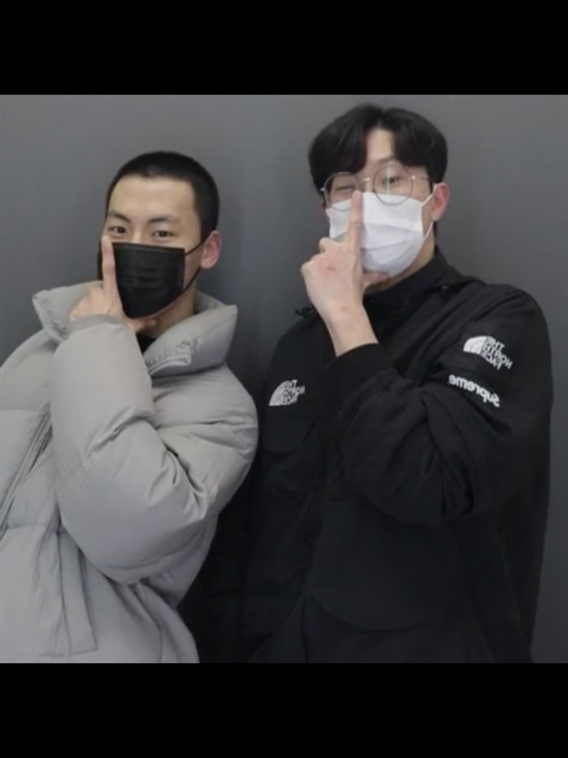 Supreme x The North Face Trekking Convertible Jacket Black - 22SS, Jordan 1 Retro High OG Chicago 2022 착용 스타일 - 1
