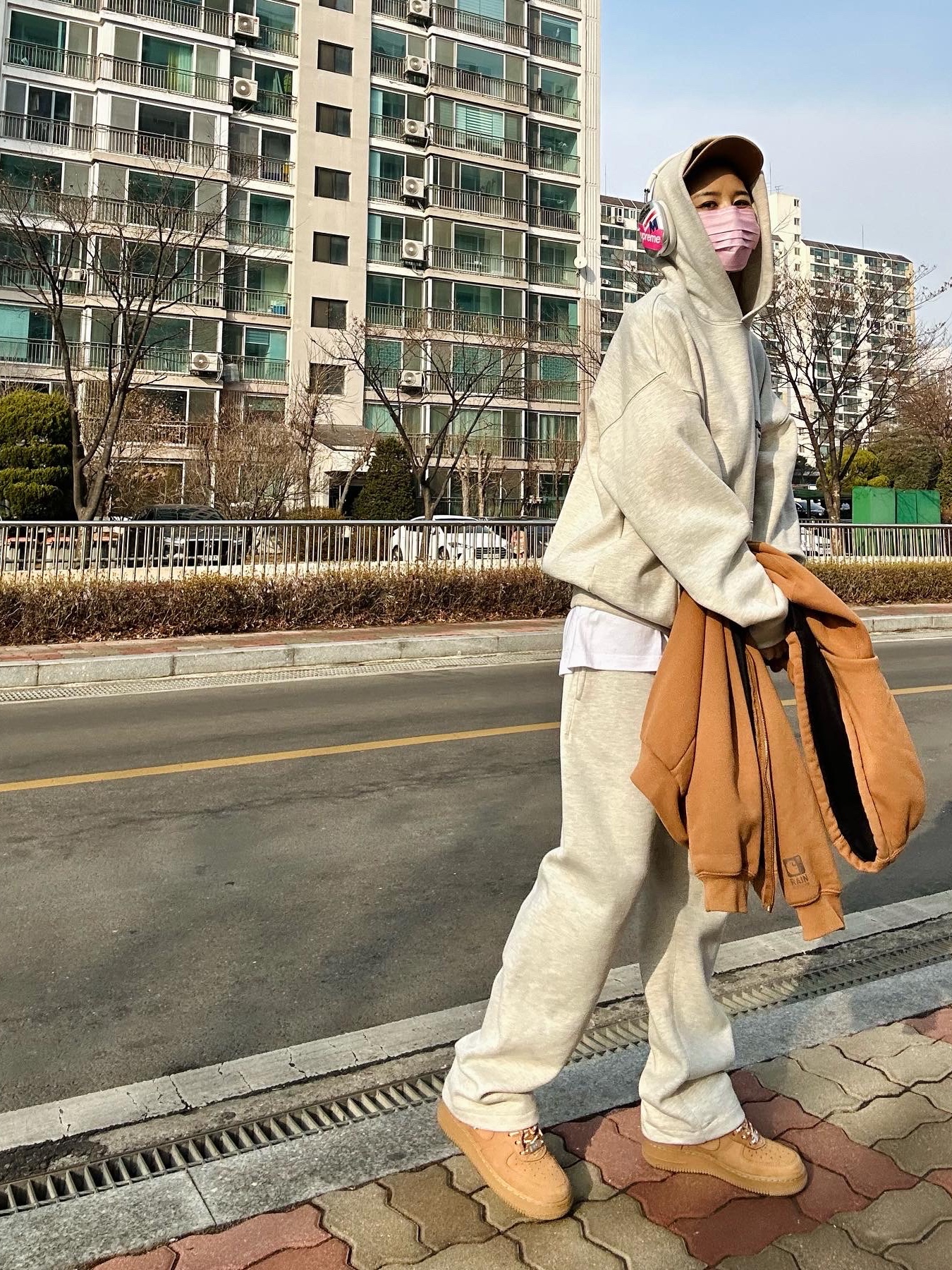 Nike x Supreme Air Force 1 Low Flax, Essentials The Core Collection Hoodie Light Oatmeal 착용 스타일 - 1