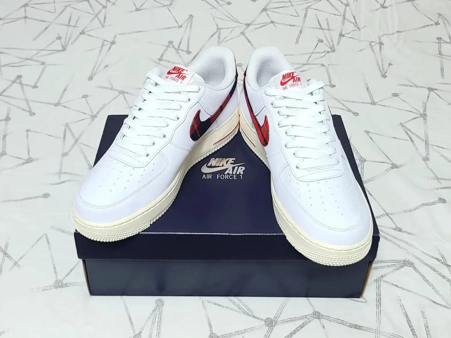 Nike Air Force 1 Low University Red Stadium Green 착용 스타일 - 3