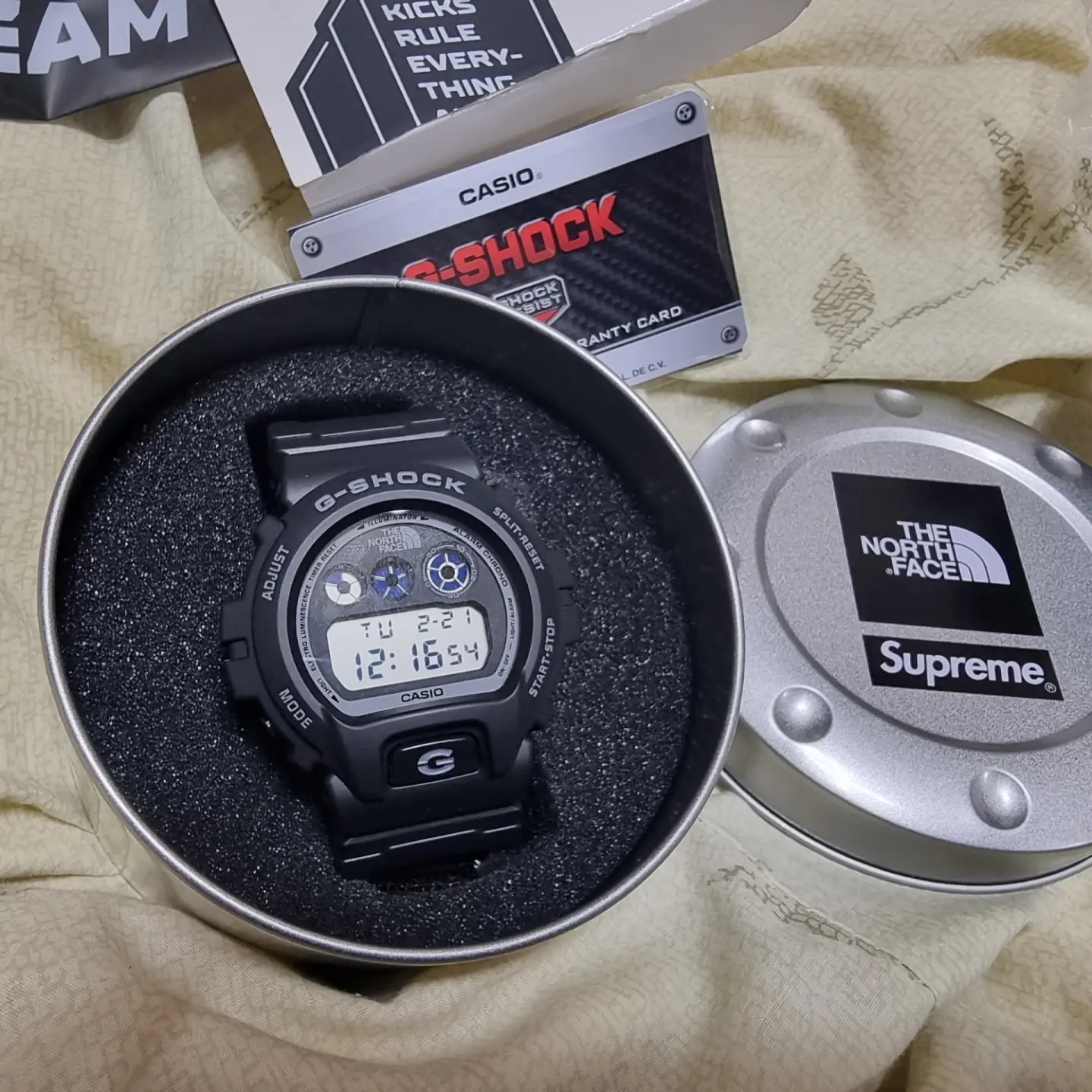 Casio G-Shock x Supreme x The North Face DW-6900 Black 착용 스타일 - 2