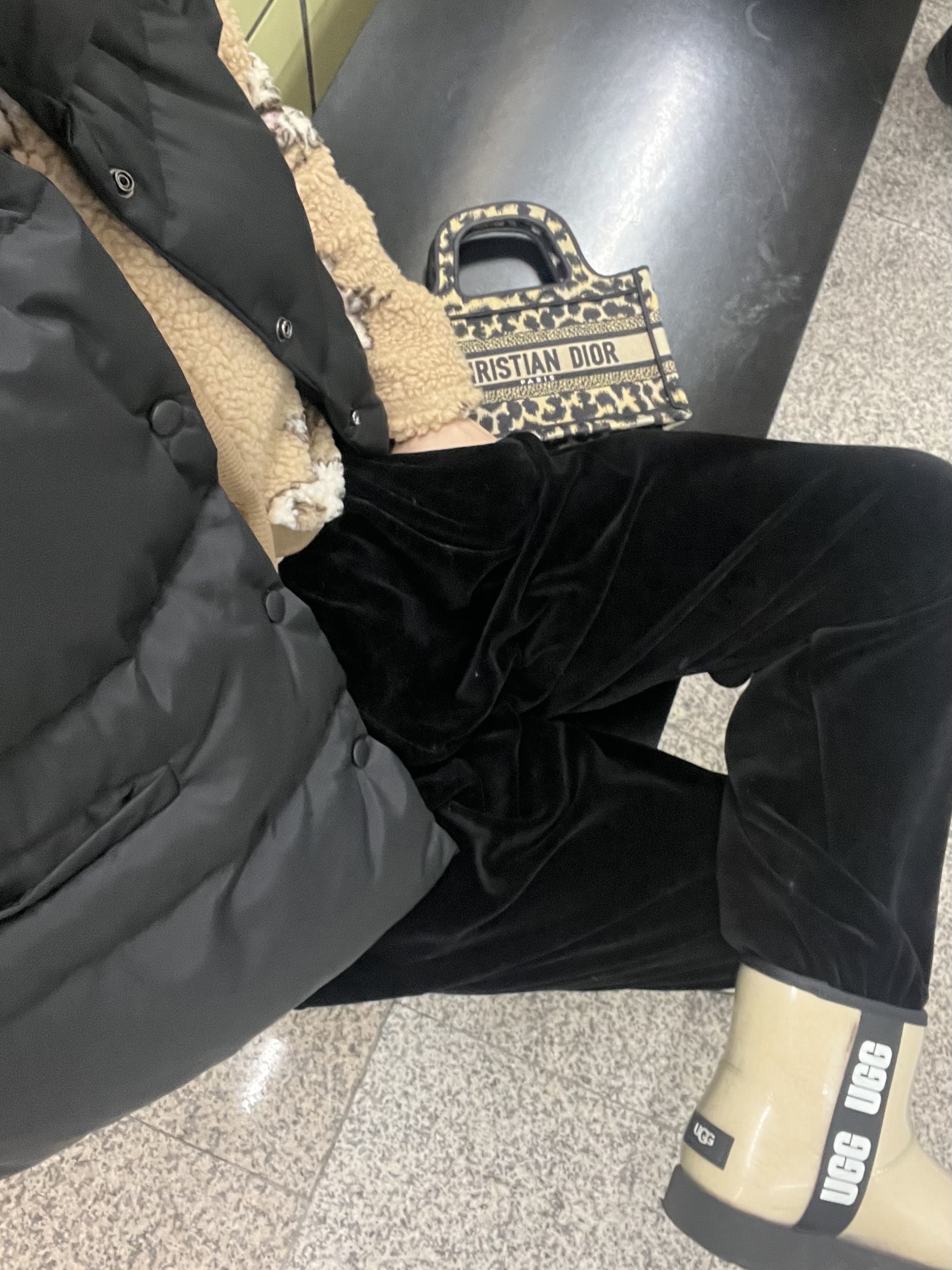 (W) UGG Classic Clear Mini Boots Natural Black, Apple AirPods Max Lightning Silver (Korean Ver.) 착용 스타일 - 3