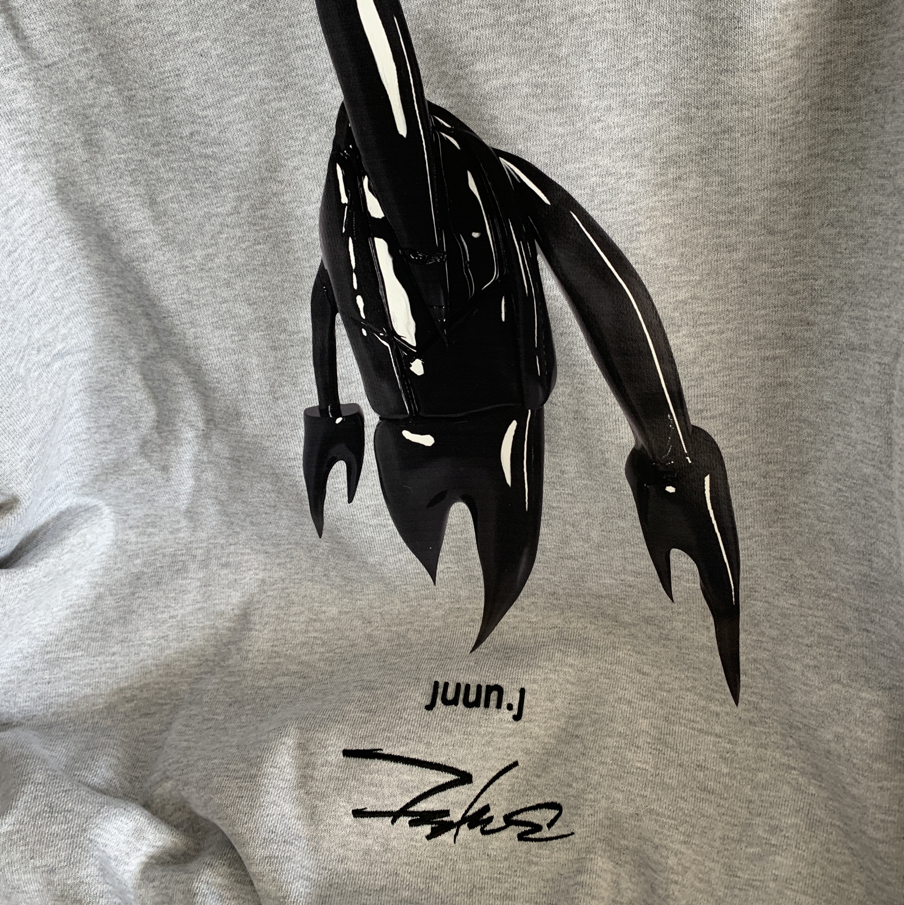 Juun.J x Hybe Insight x Futura Signature Oversized Hooded Sweatshirt Grey 착용 스타일 - 2