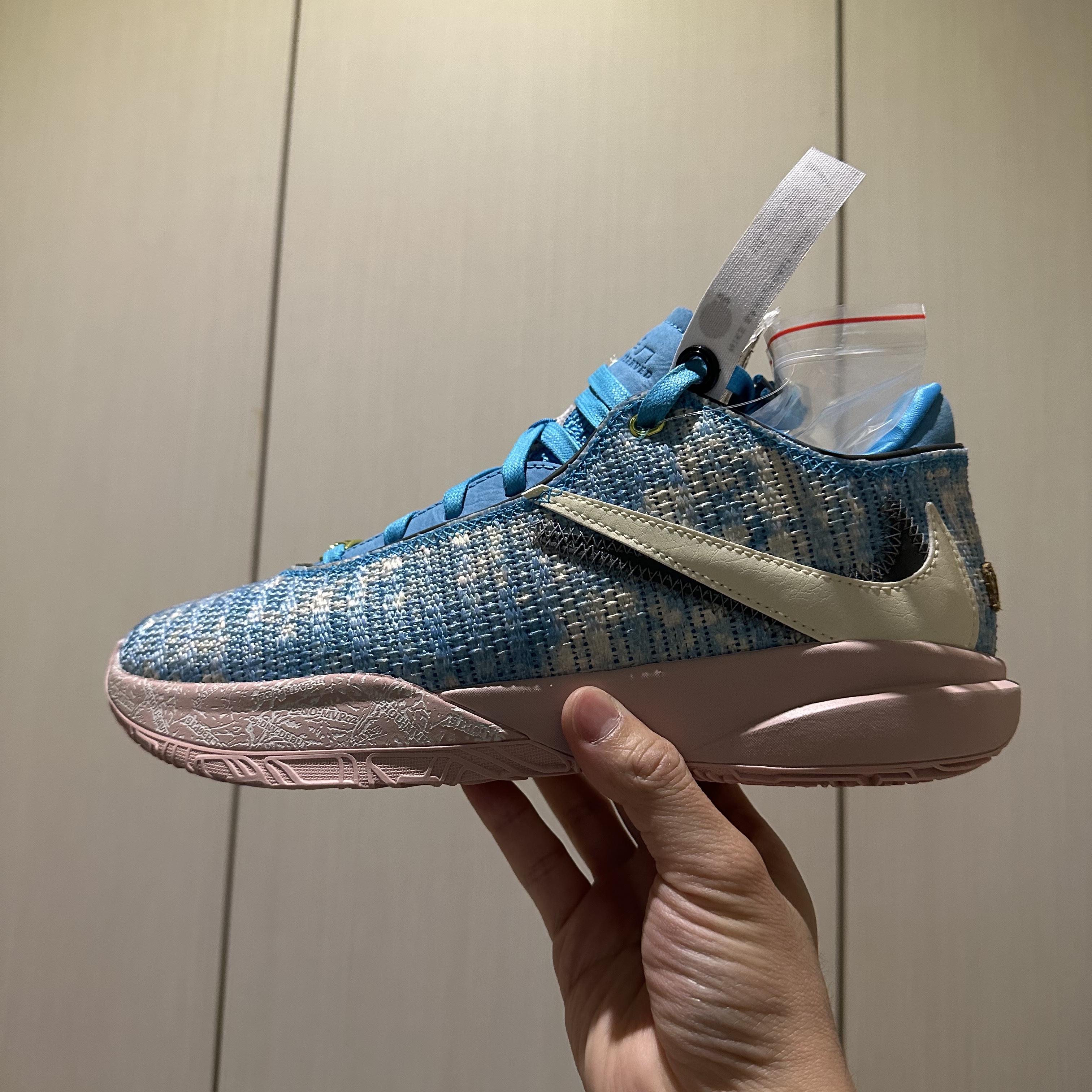 Nike LeBron XX ASW EP Blue Lightning Coconut Milk 착용 스타일 - 3