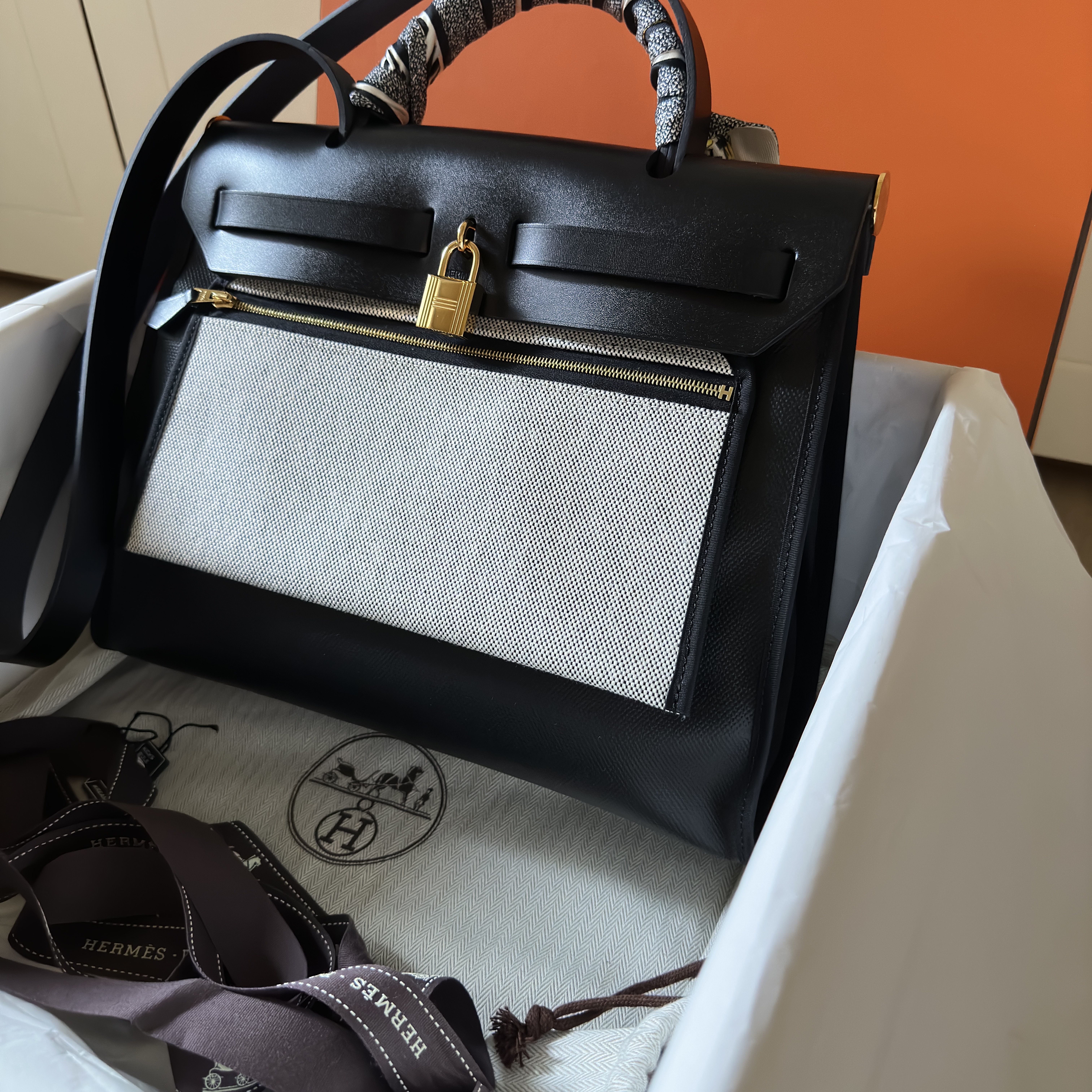 Hermes Herbag Zip 31 Bag Sellier H Berlin Canvas Hunter Cowhide & Gold Noir Ecru, (W) Dior Oblique Mitzah Scarf Silk Twill Navy Blue 착용 스타일 - 2
