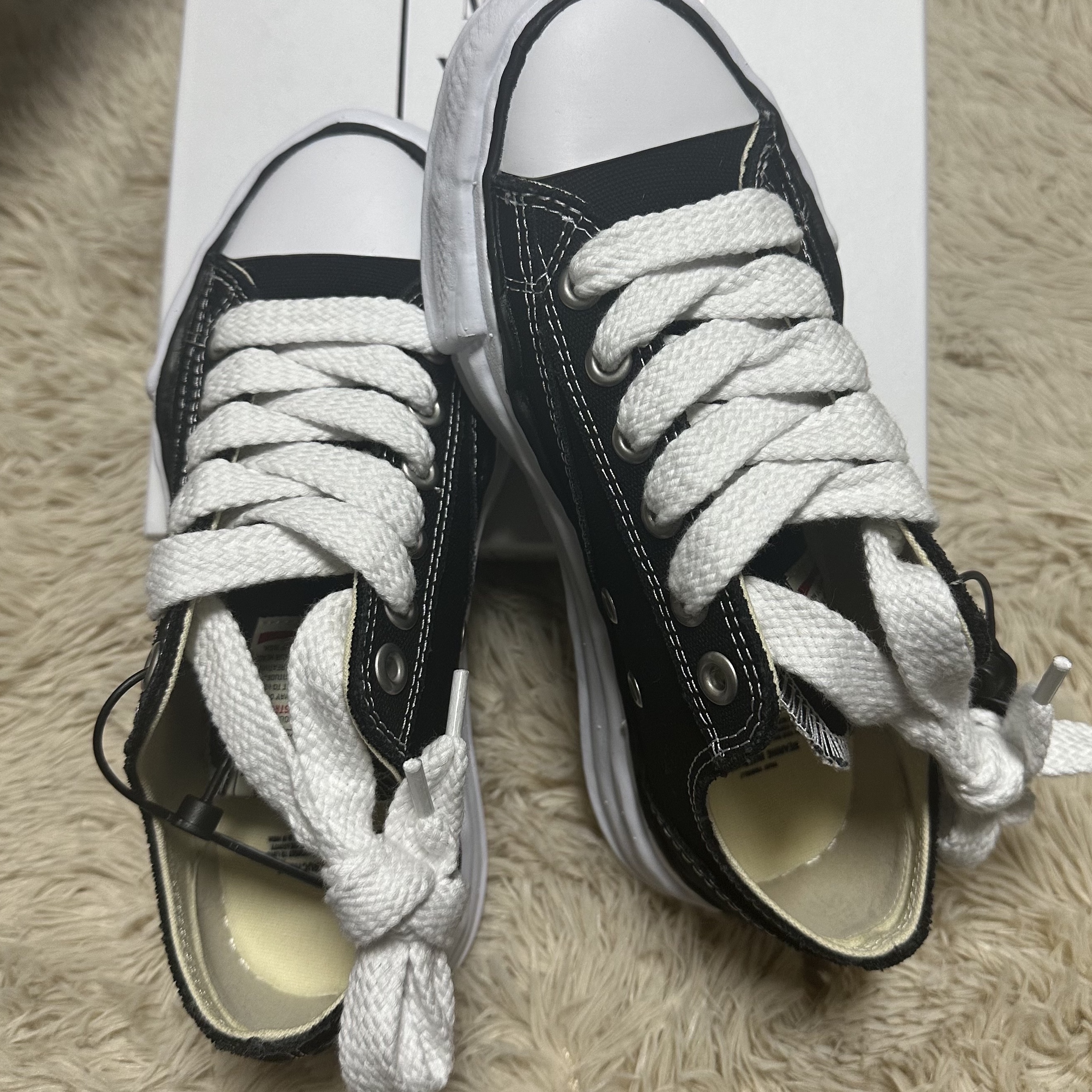 Maison Mihara Yasuhiro Peterson OG Sole Canvas Low Sneakers Black 착용 스타일
