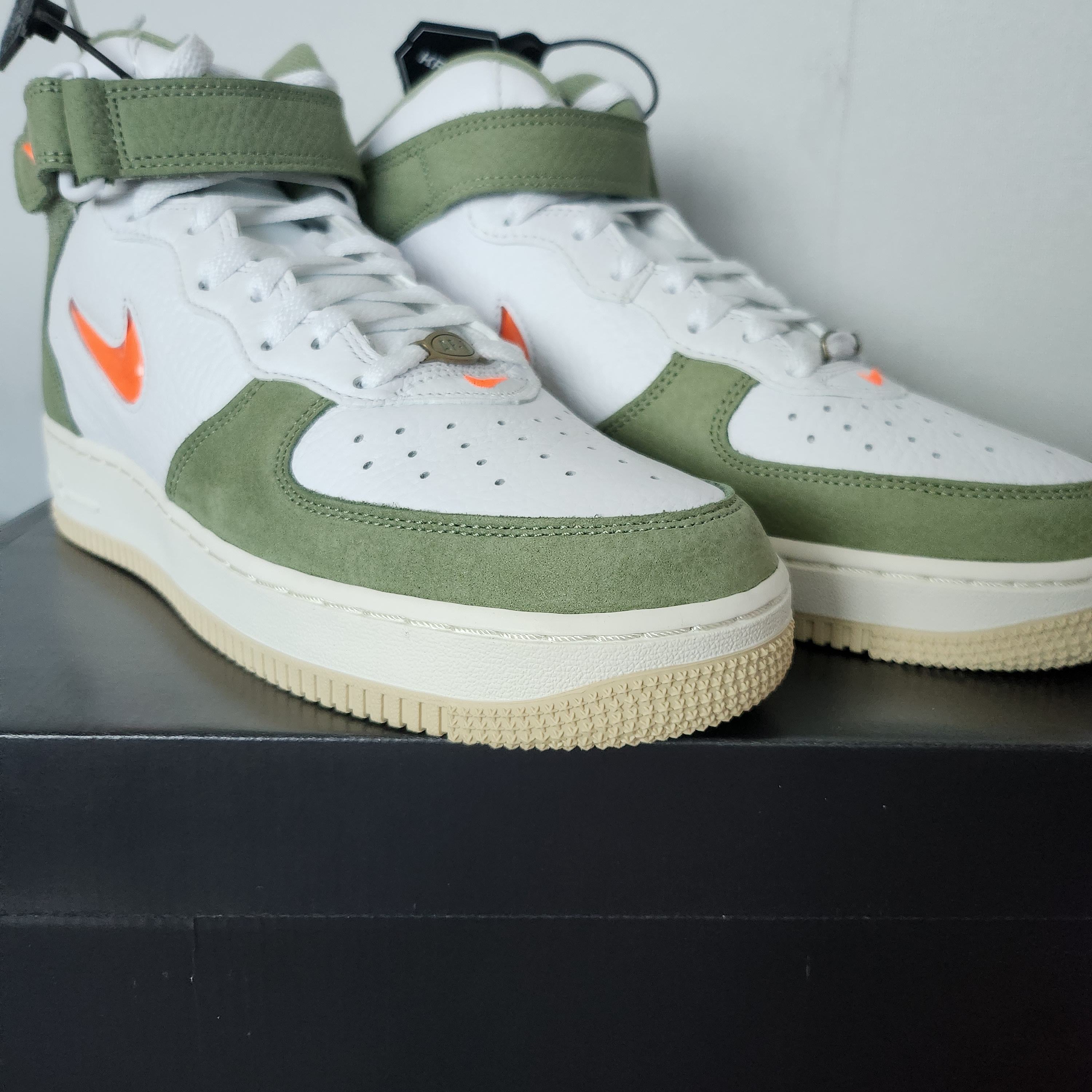 Nike Air Force 1 Mid '07 QS Olive Green and Total Orange 착용 스타일