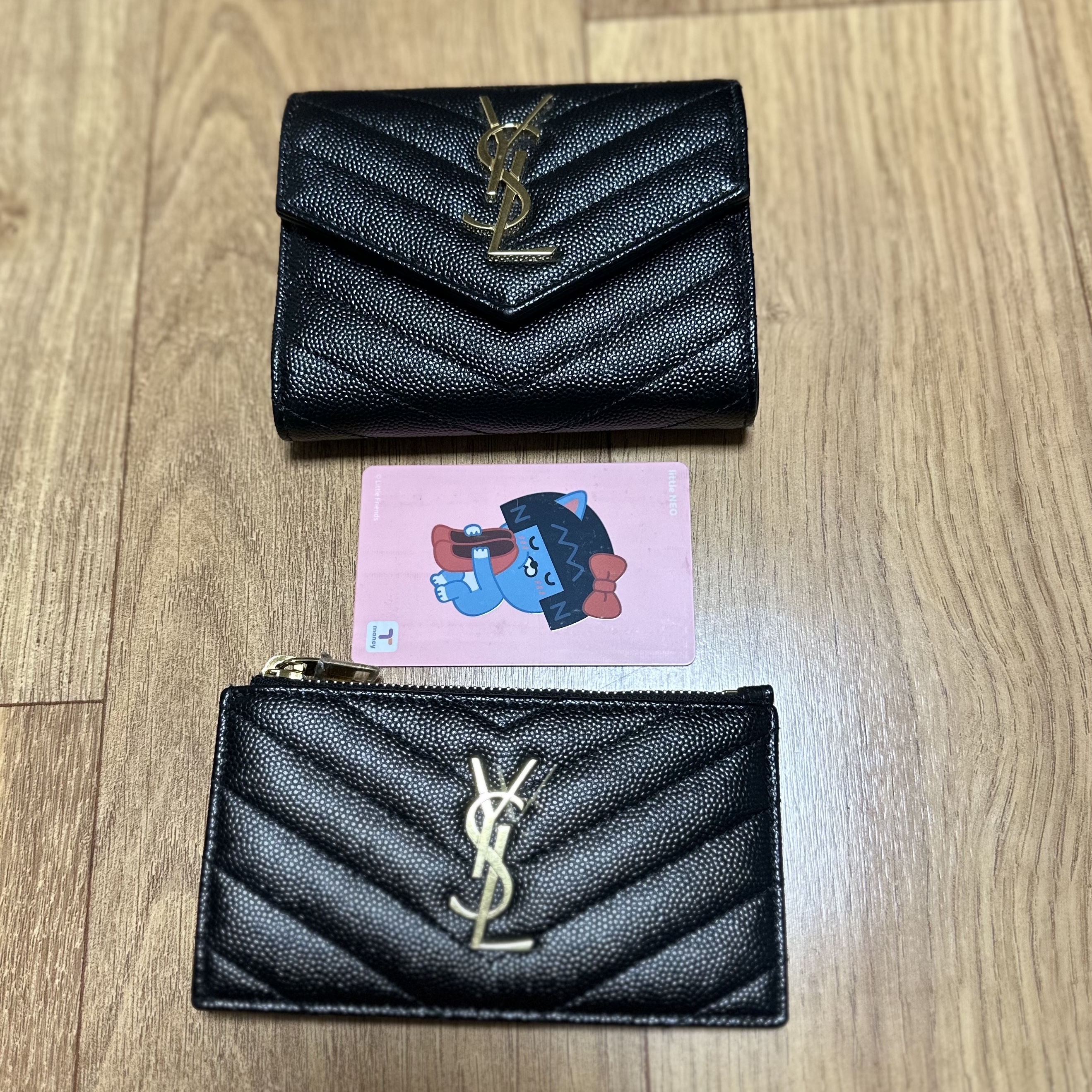 Saint Laurent Cassandre Matelasse Compact Tri-Fold Wallet in Grain de Poudre Embossed Leather Black 착용 스타일