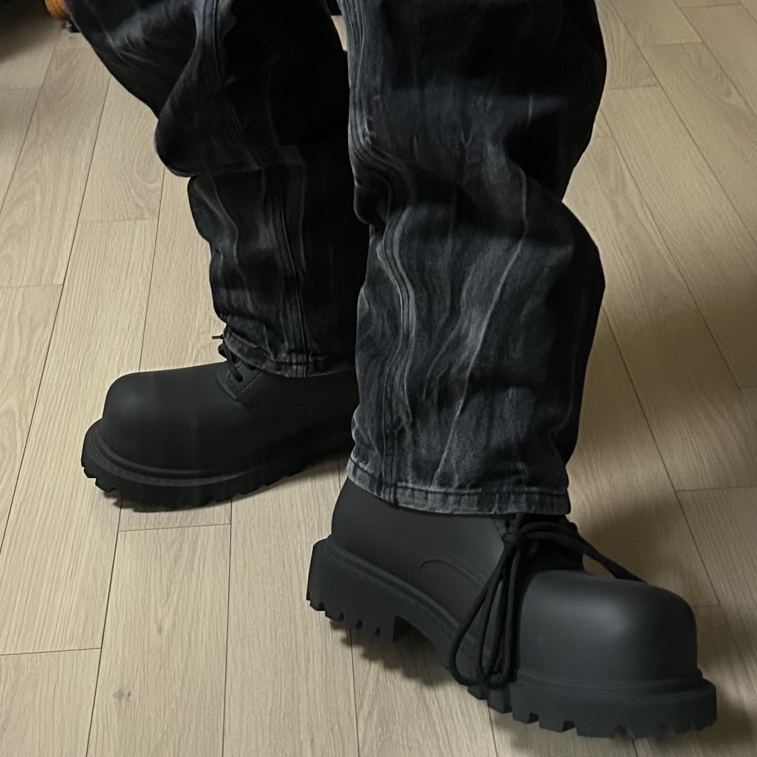 Balenciaga XL Army Boots Full Eva Black 착용 스타일 - 4