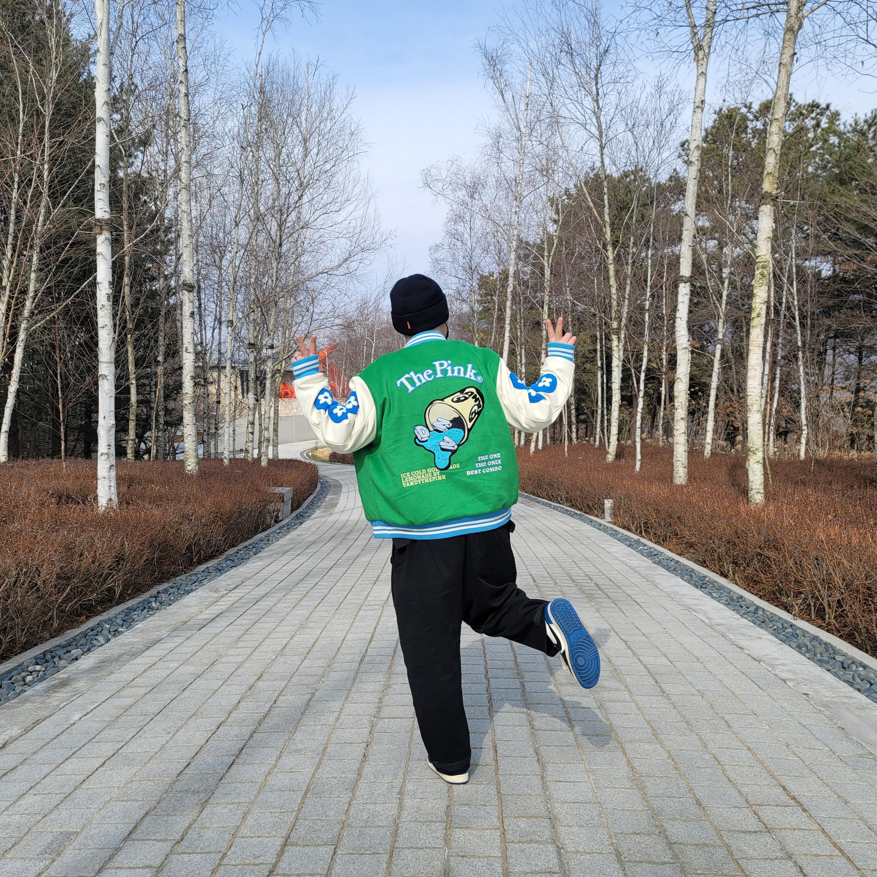 Vandy The Pink Lemonade Varsity Jacket, Jordan 1 x Travis Scott x Fragment Retro Low OG SP Military Blue 착용 스타일 - 2