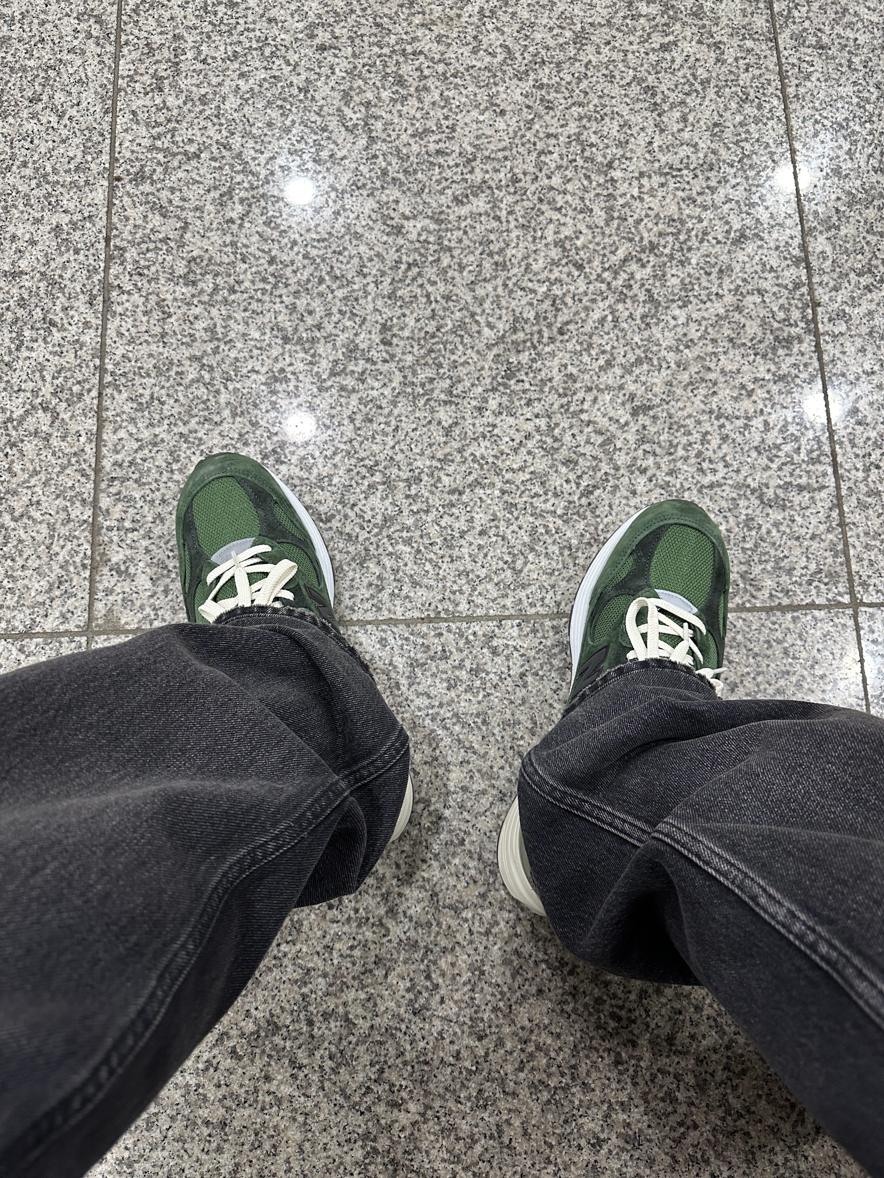 New Balance x JJJJound 992 Made in USA Mossy Green, Essentials 5 Pocket Jean Black - 22SS 착용 스타일 - 1