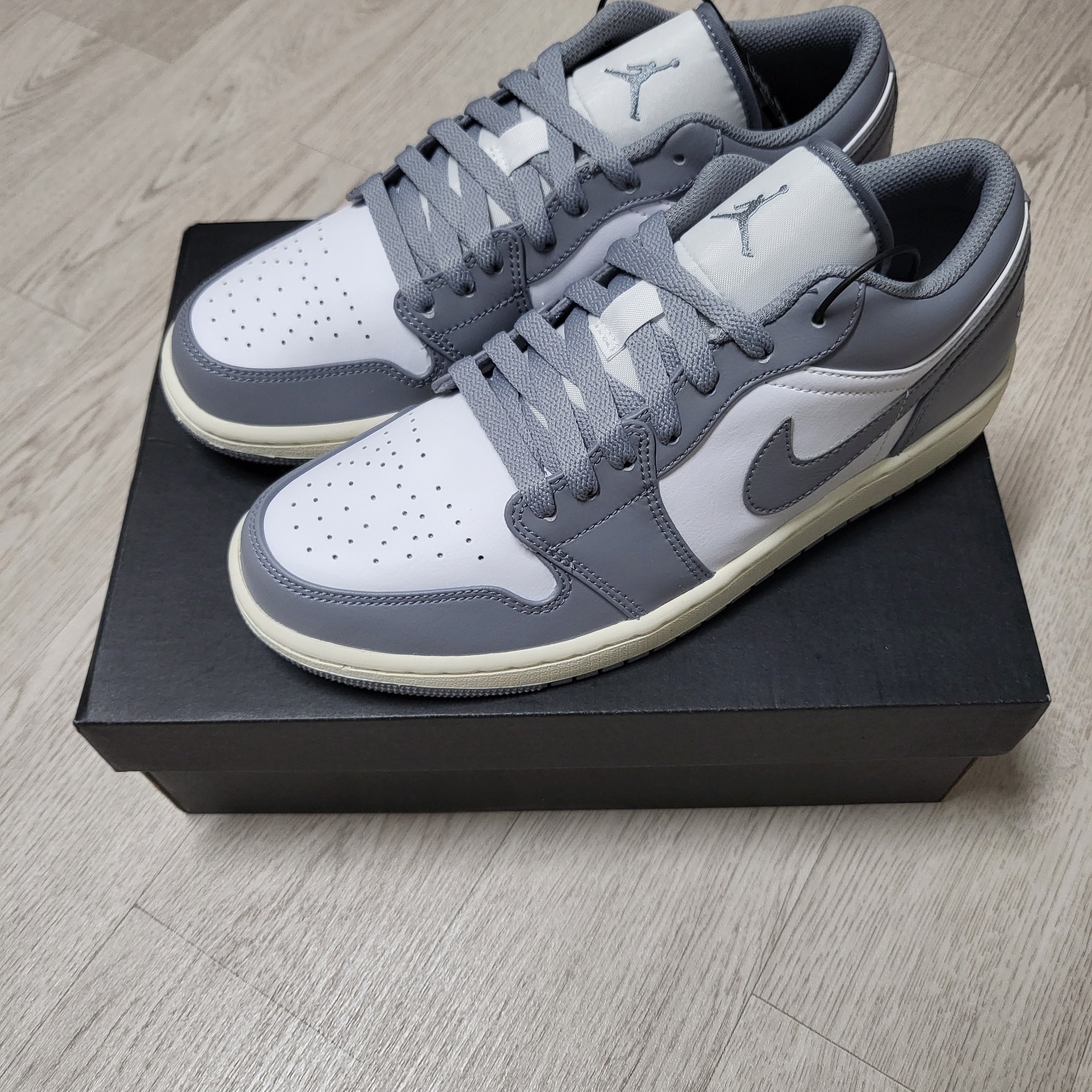Jordan 1 Low Stealth and White 착용 스타일 - 1