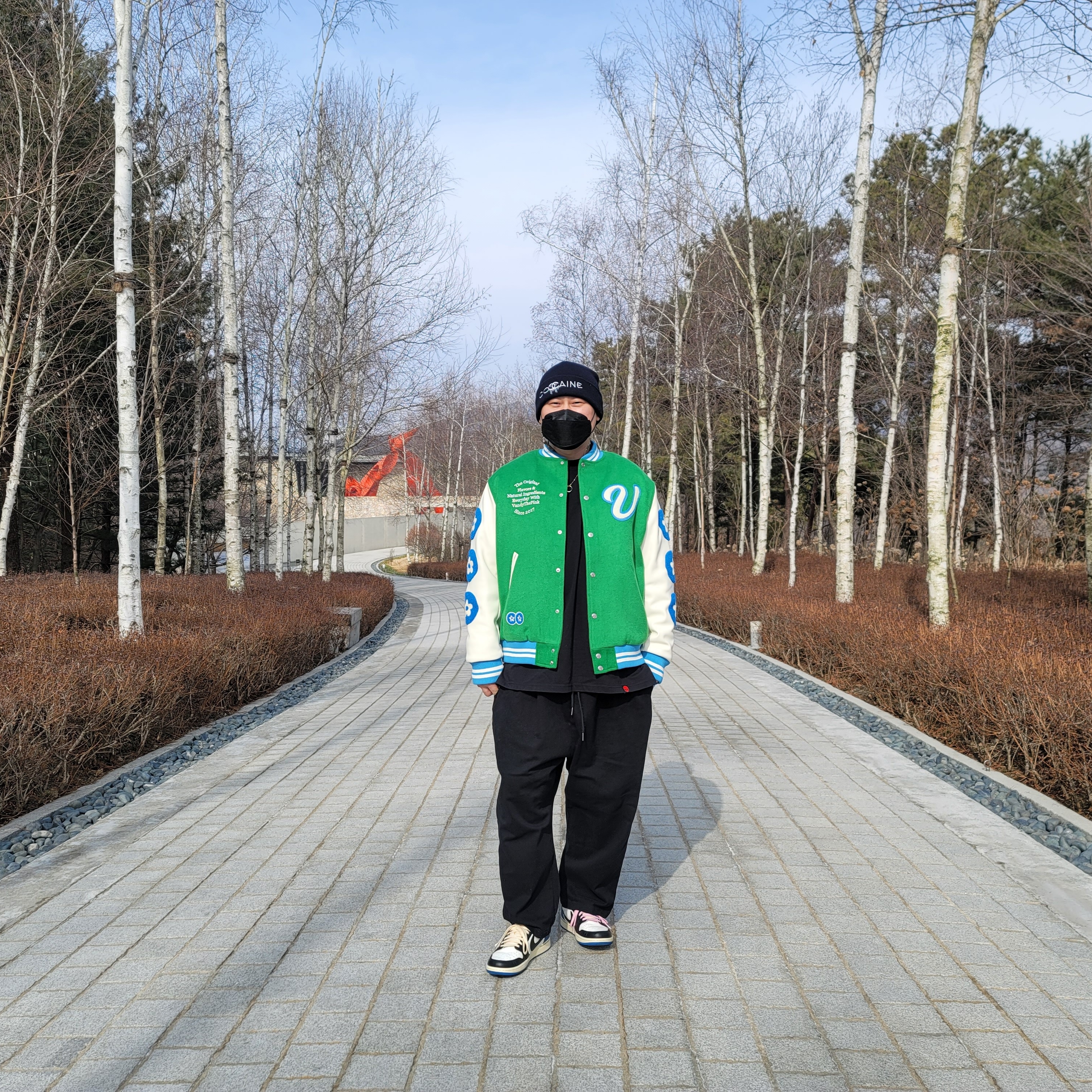 Vandy The Pink Lemonade Varsity Jacket, Jordan 1 x Travis Scott x Fragment Retro Low OG SP Military Blue 착용 스타일 - 1