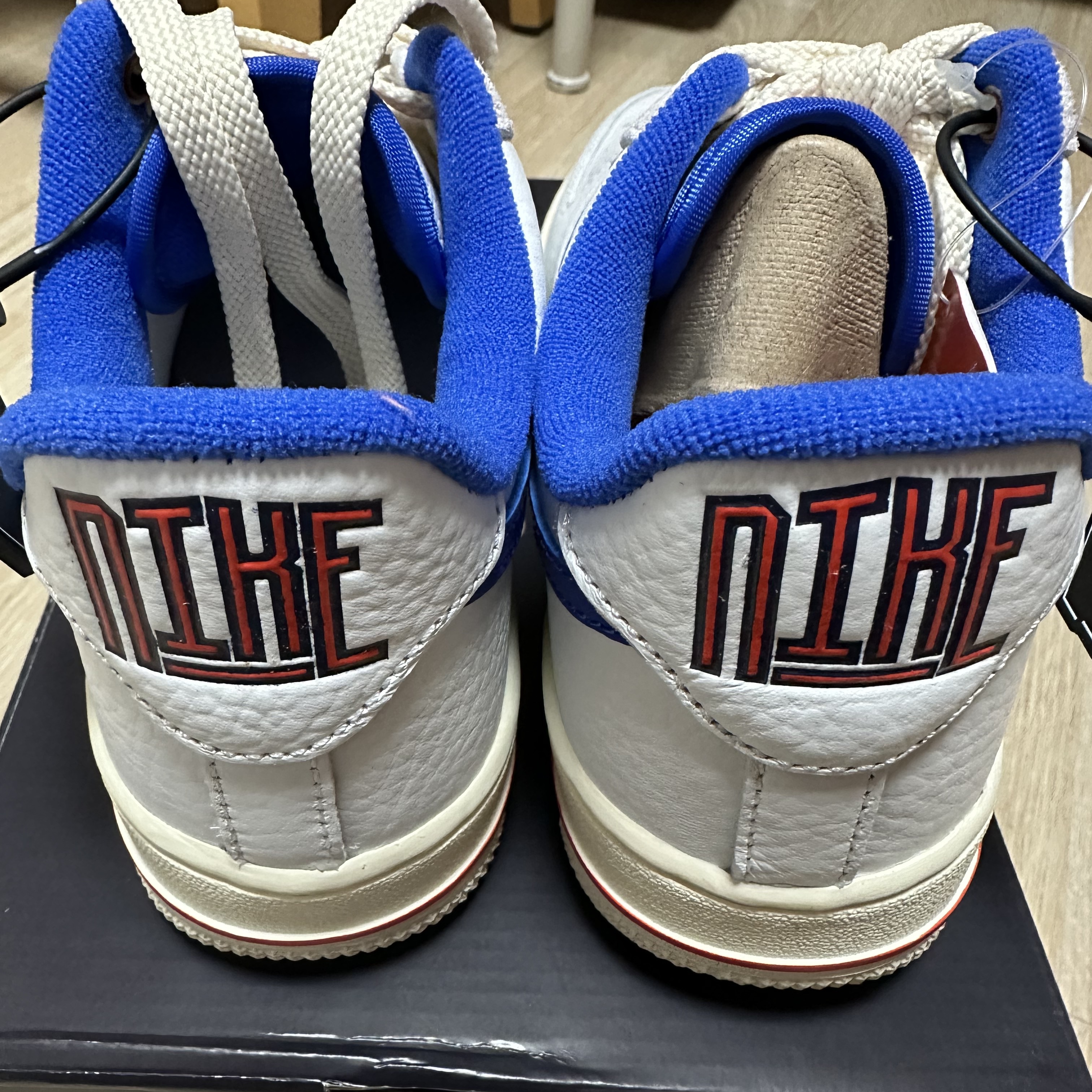 (W) Nike Air Force 1 '07 LX University Blue and Summit White 착용 스타일 - 2