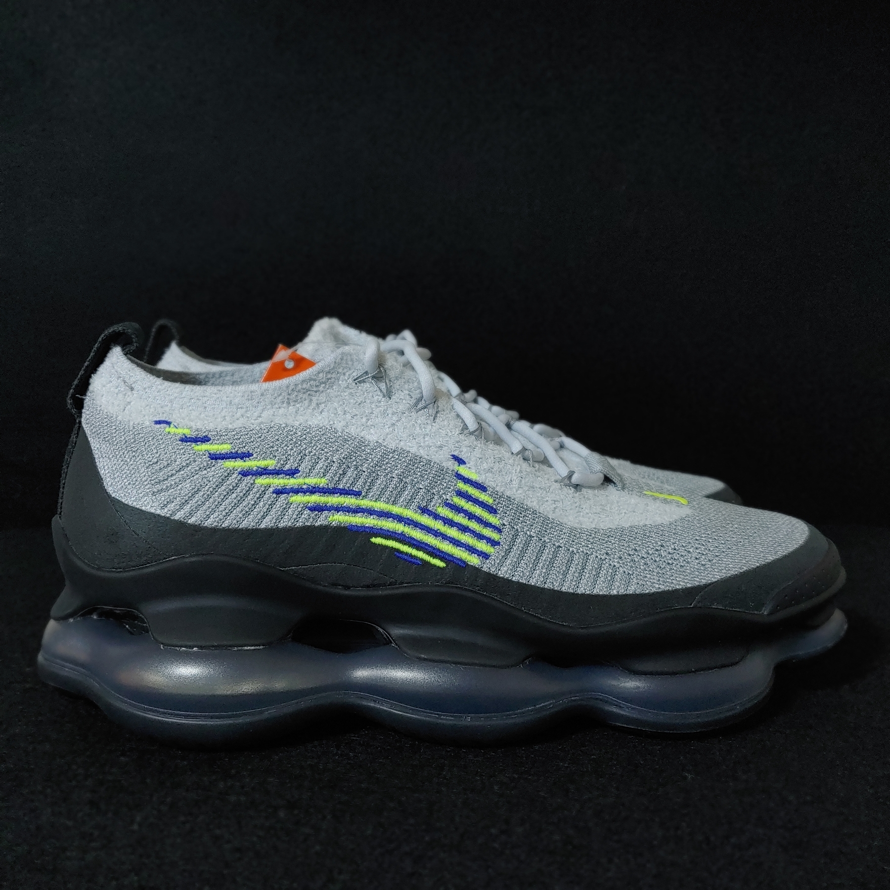 Nike Air Max Scorpion Flyknit Dark Smoke Grey 착용 스타일 - 4