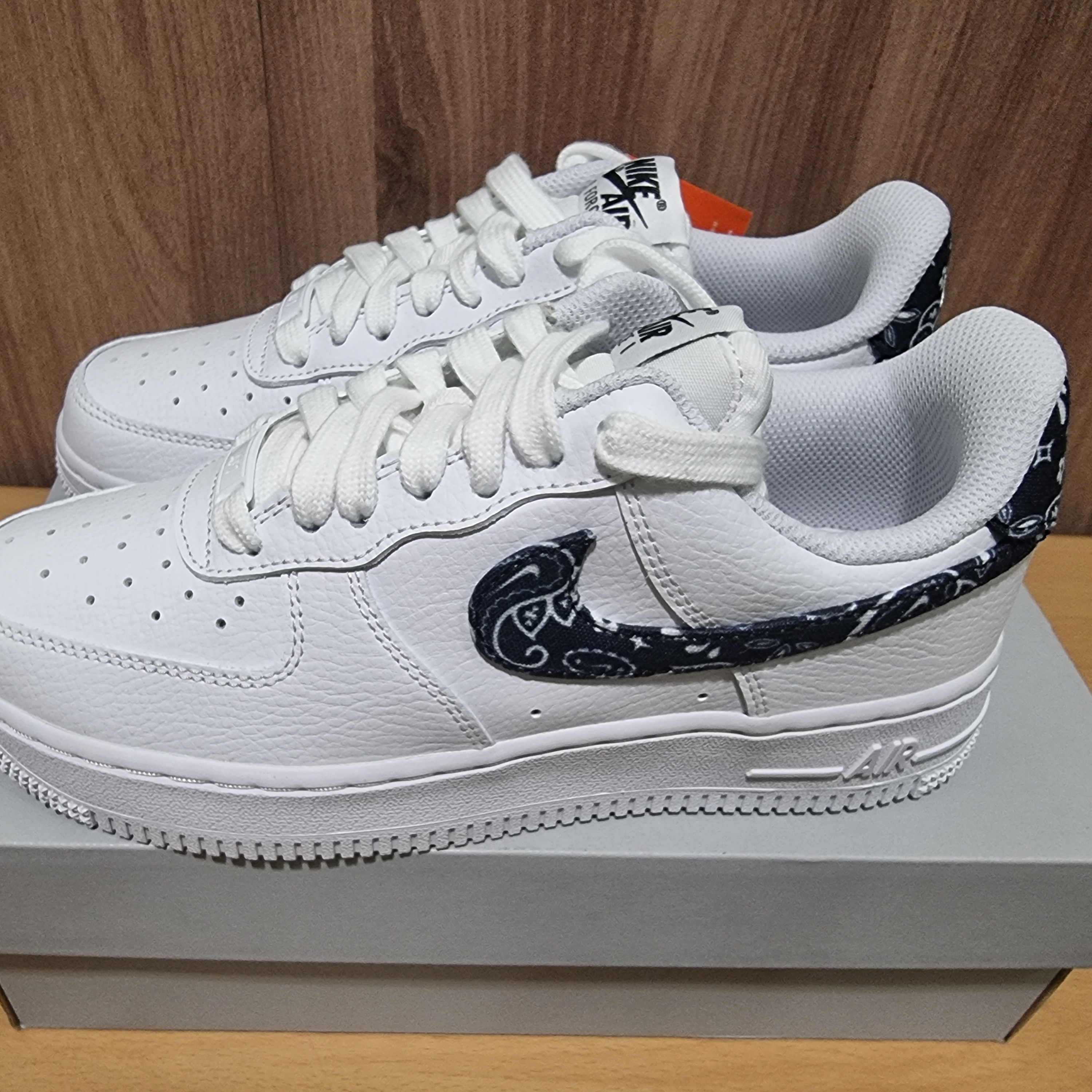 (W) Nike Air Force 1 '07 Essential Paisley Swoosh White Black 착용 스타일 - 1