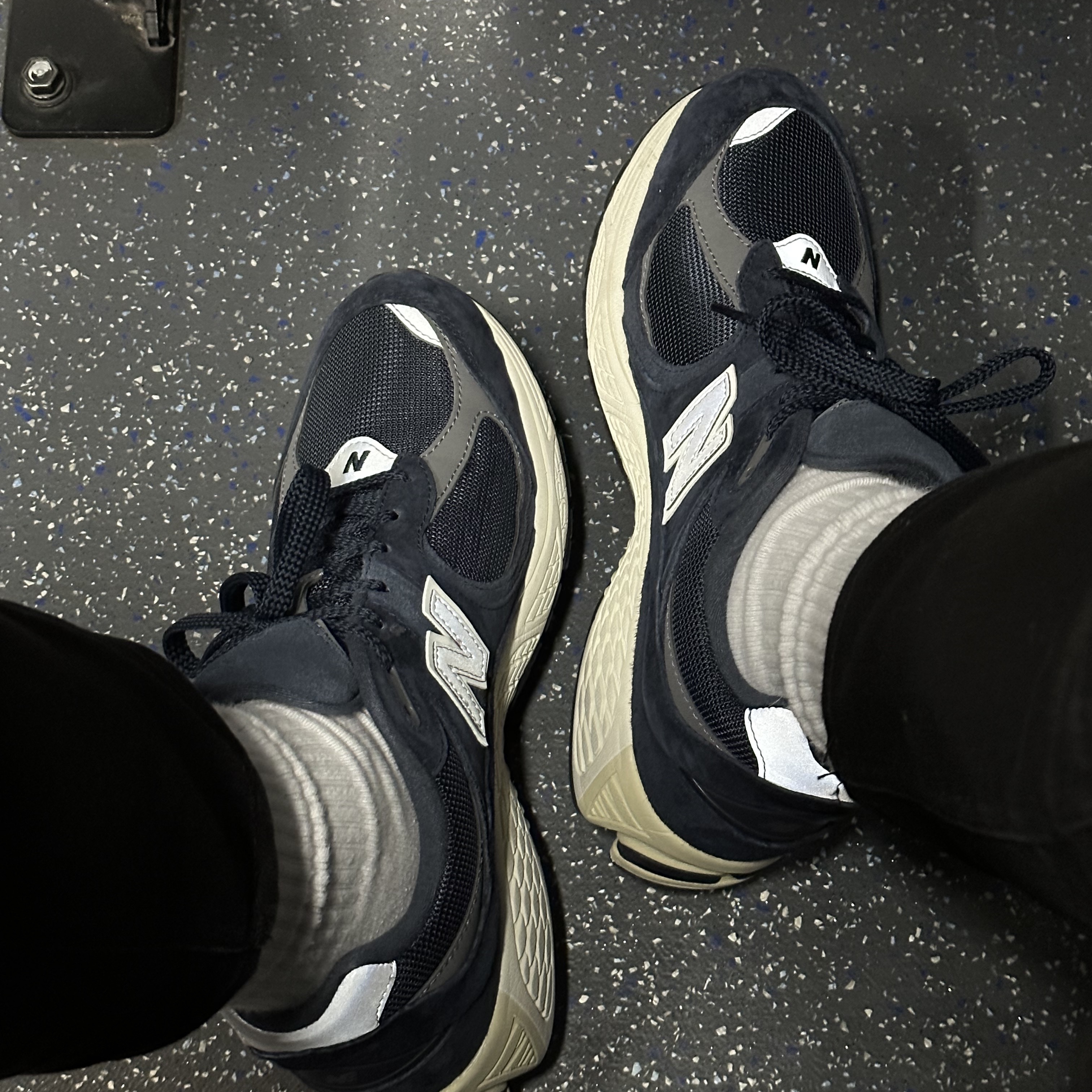 New Balance 2002R Eclipse Castlerock 착용 스타일