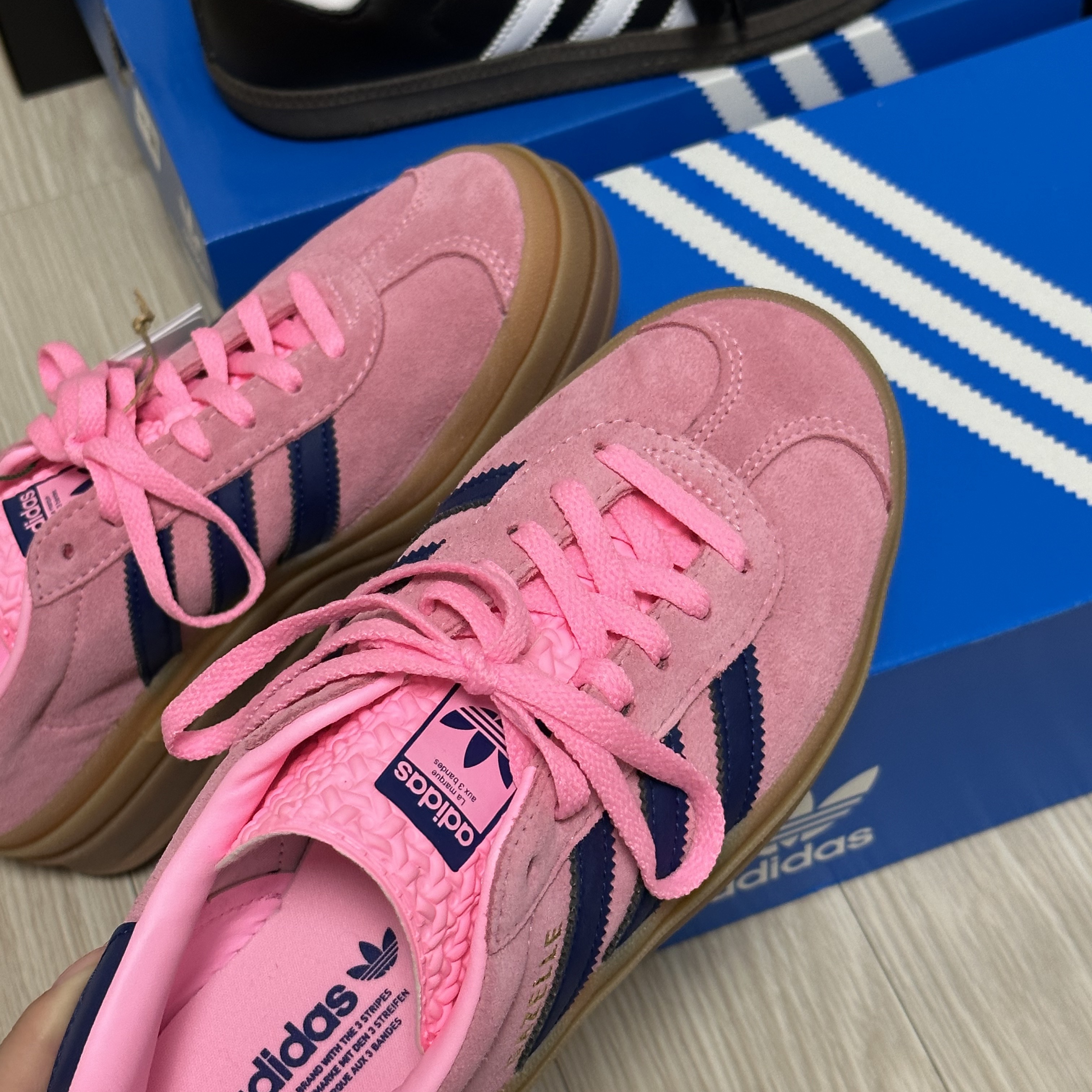 (W) Adidas Gazelle Bold Pink Glow Victory Blue 착용 스타일 - 3