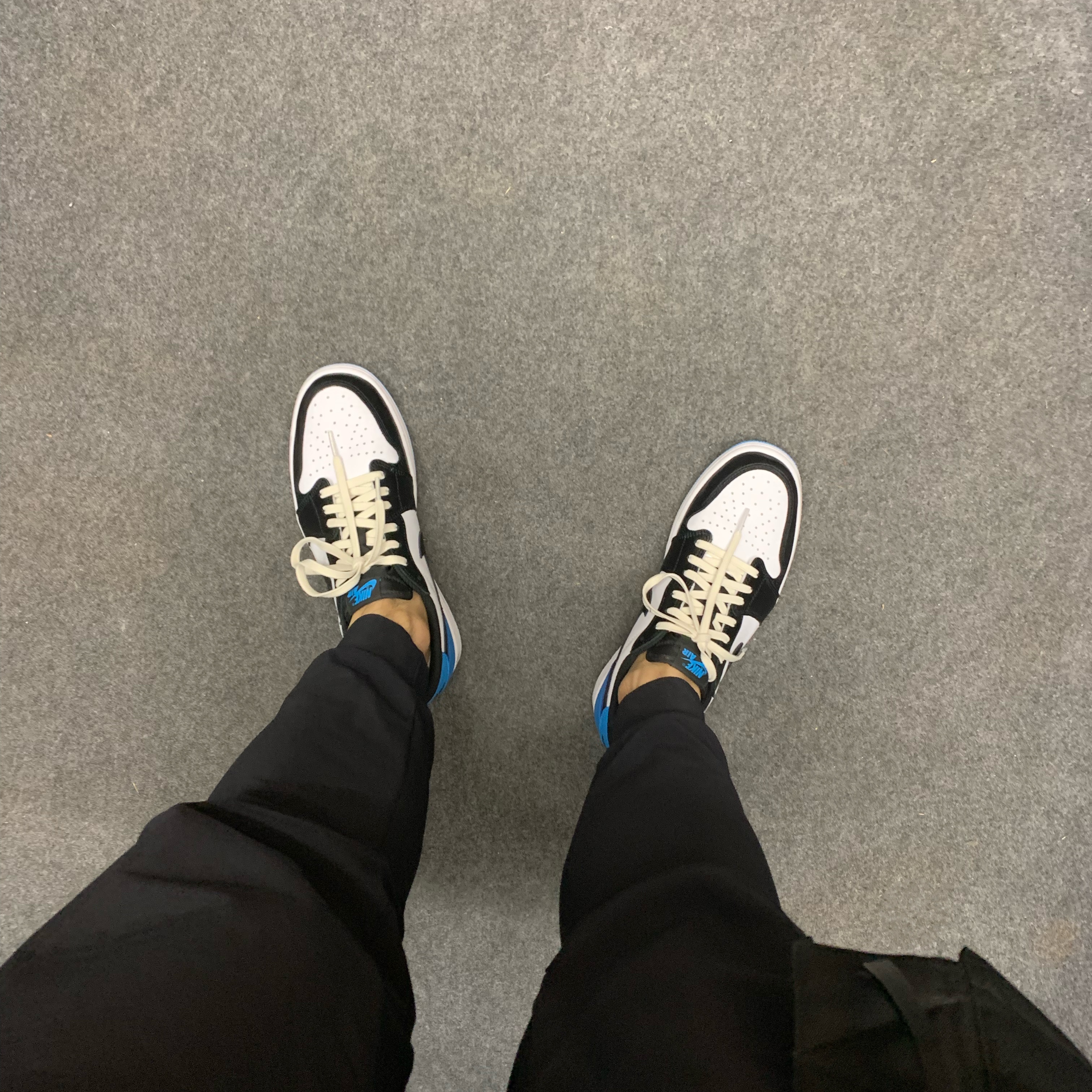 Jordan 1 Retro Low OG Black and Dark Powder Blue 착용 스타일