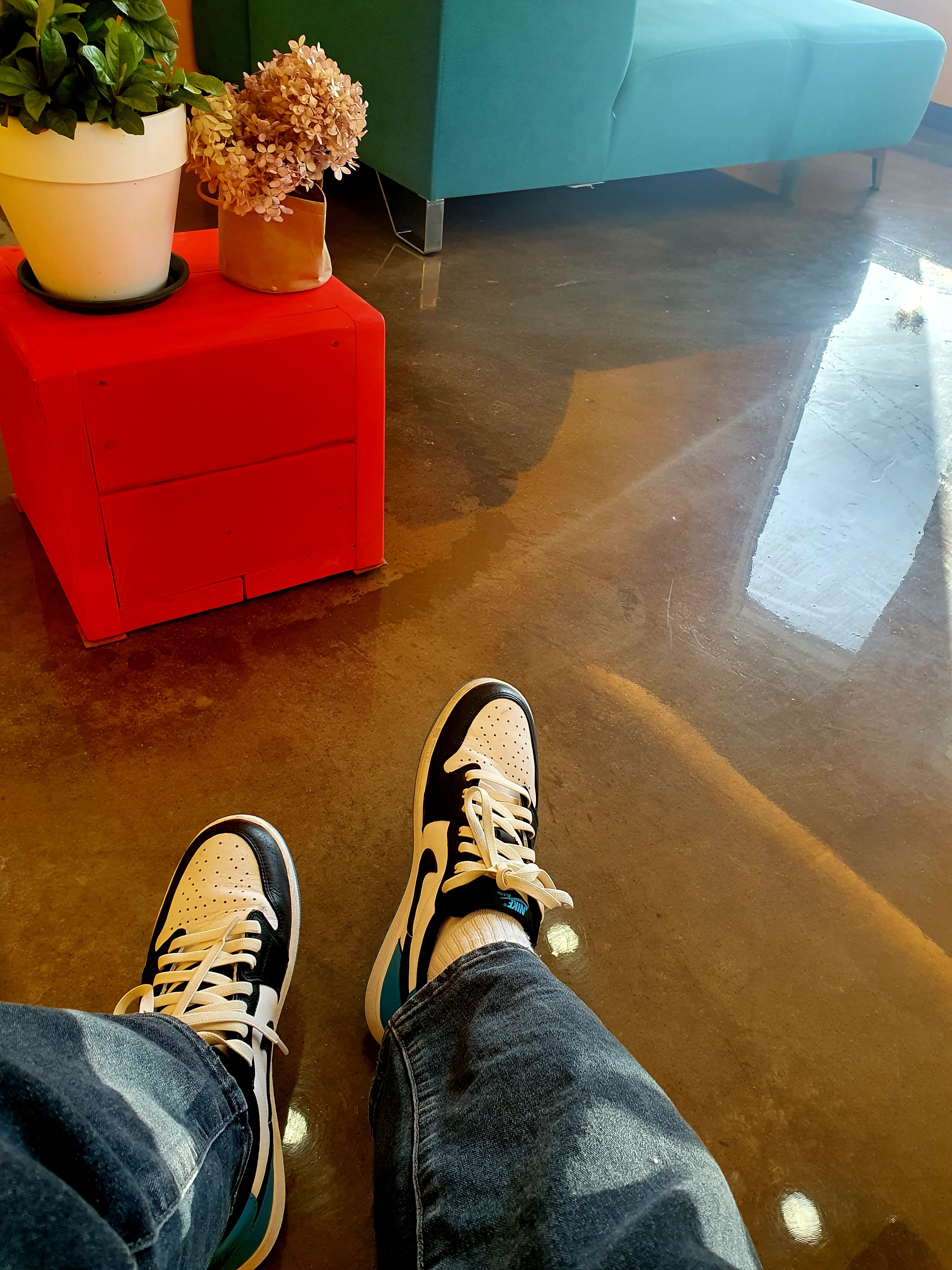 Jordan 1 Retro Low OG Black and Dark Powder Blue 착용 스타일