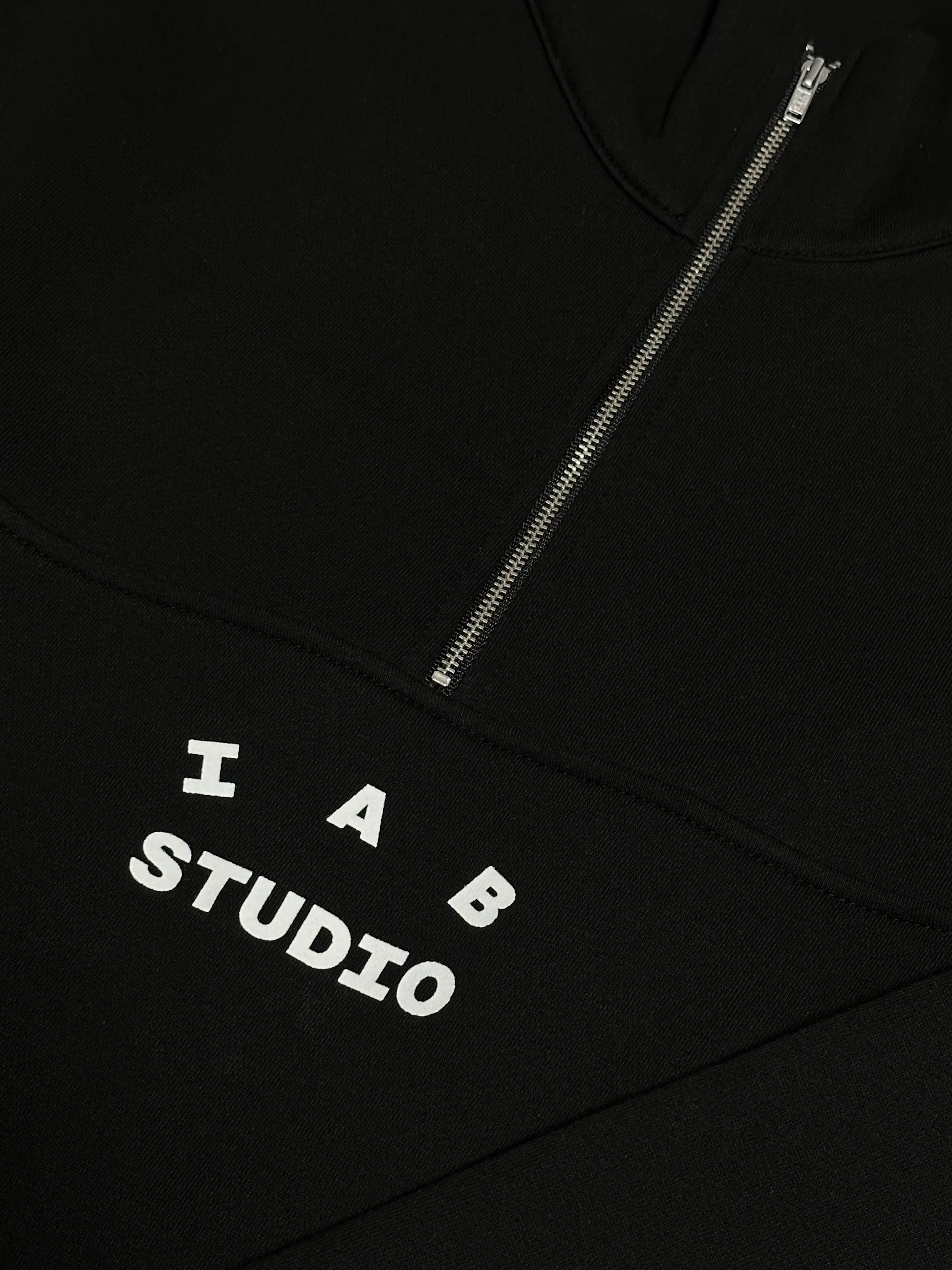 IAB Studio Half Zip-Up Black White 착용 스타일