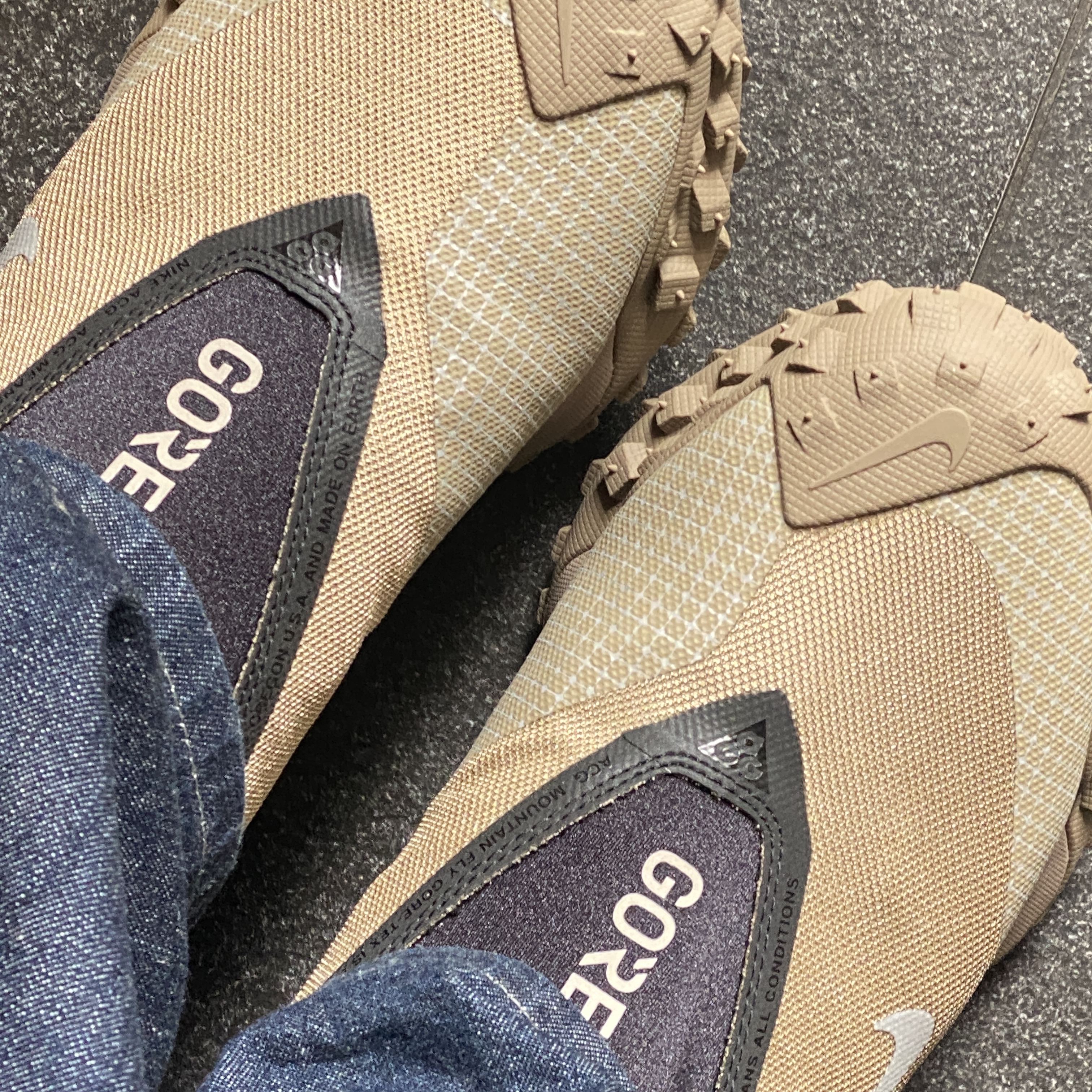Nike ACG Mountain Fly Gore-Tex Khaki 착용 스타일