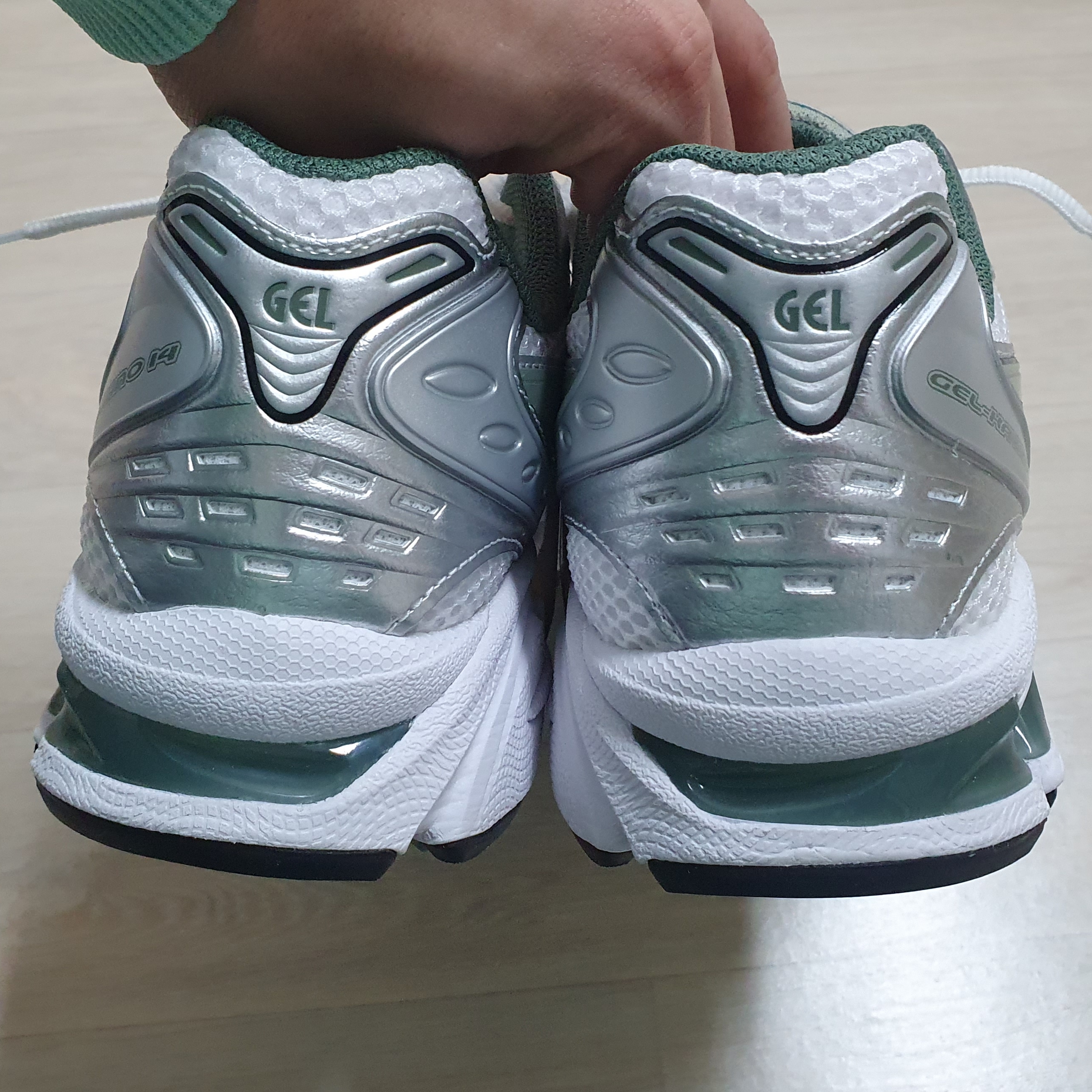 Asics Gel-Kayano 14 White Slate Grey 착용 스타일