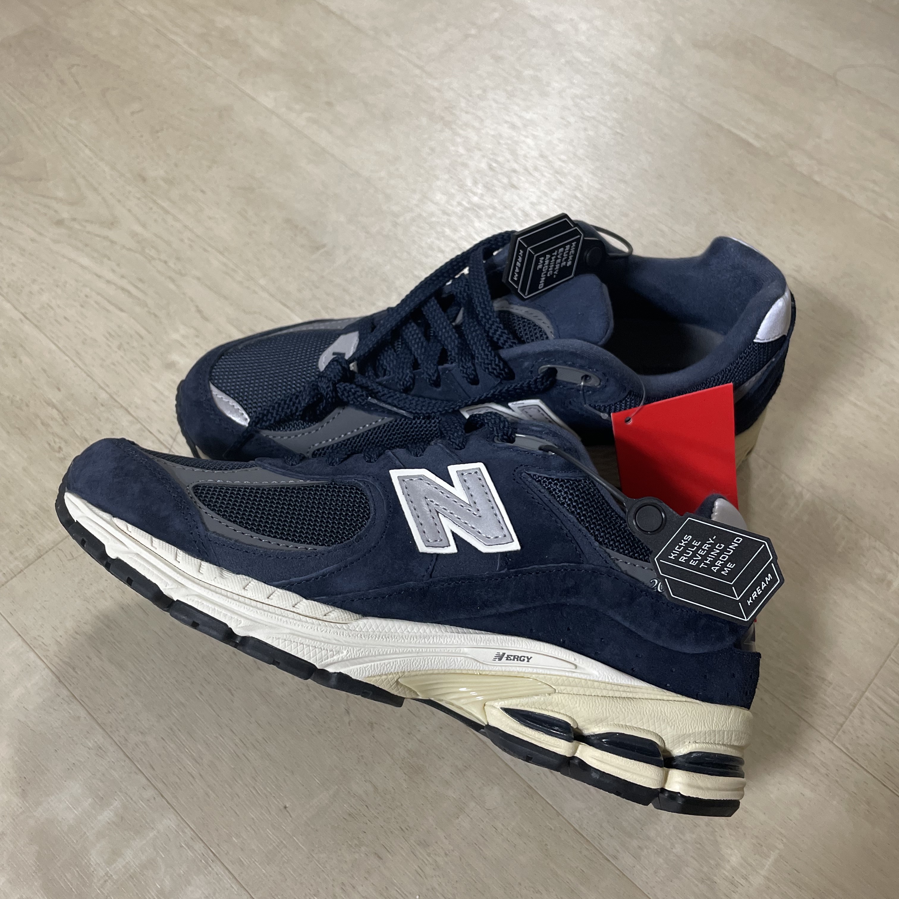 New Balance 2002R Eclipse Castlerock 착용 스타일